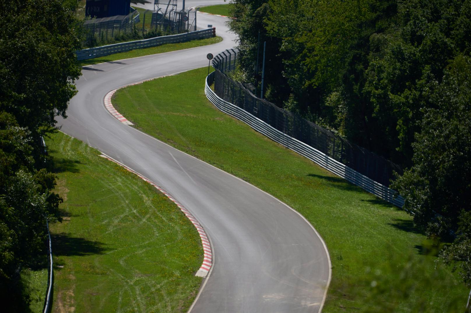 Im Zuge einer Testfahrt verunfallten am Mittwoch zwei Goodyear-Mitarbeiter auf dem Nürburgring tödlich.