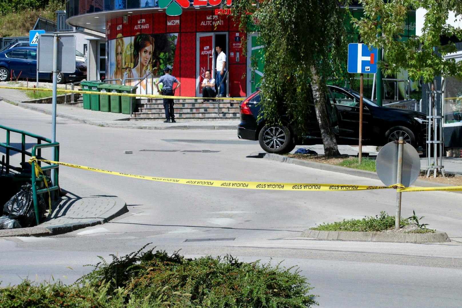 Der bewaffnete Mann flüchtete. Spezialeinheiten der Polizei wurden eingesetzt, um den Mann festzunehmen.