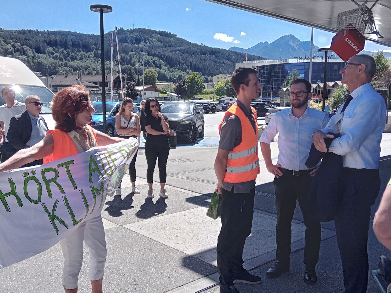 Heute.at - Fassungslos – Klima-Kleber stören ÖVP-Sommergespräch