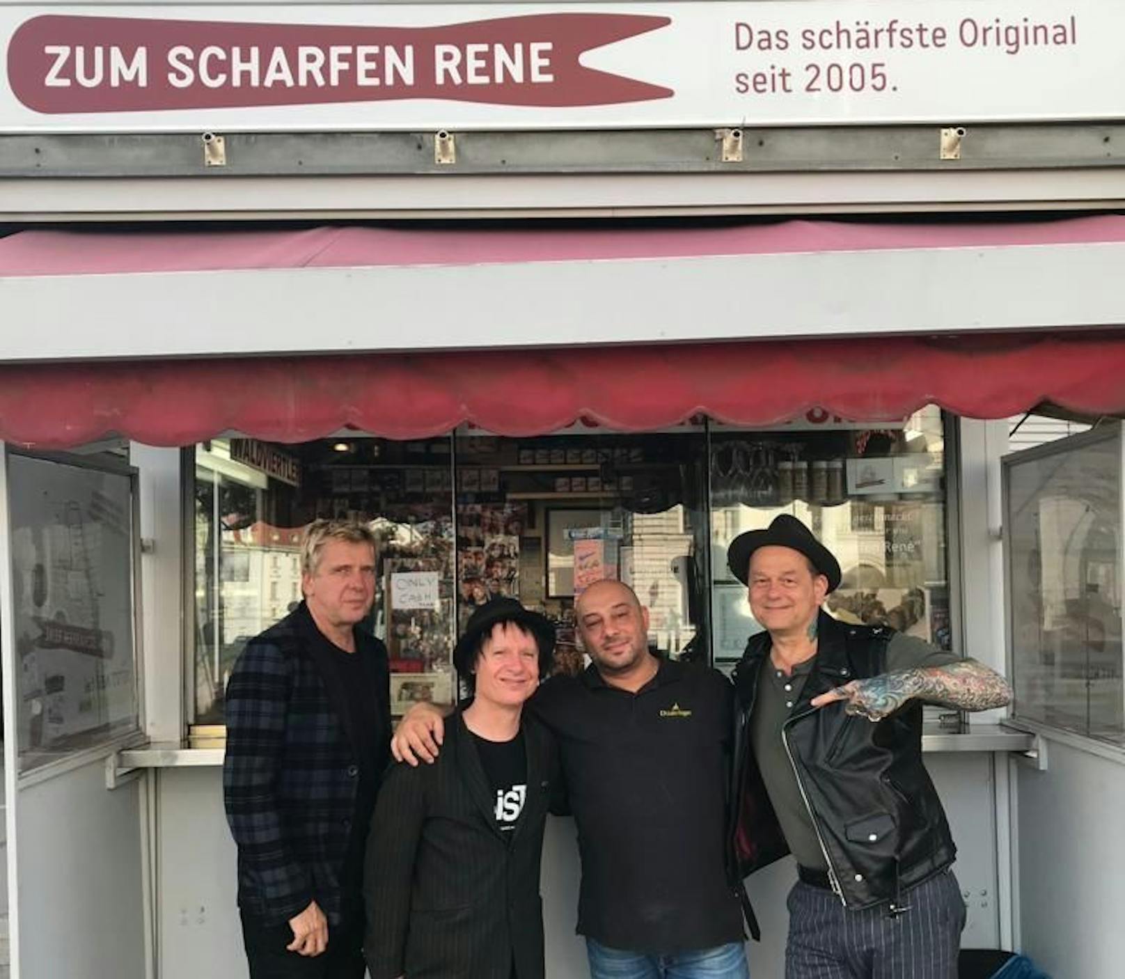 "Die Toten Hosen" mit "Zum Scharfen Rene"-Mitarbeiter Kosta.