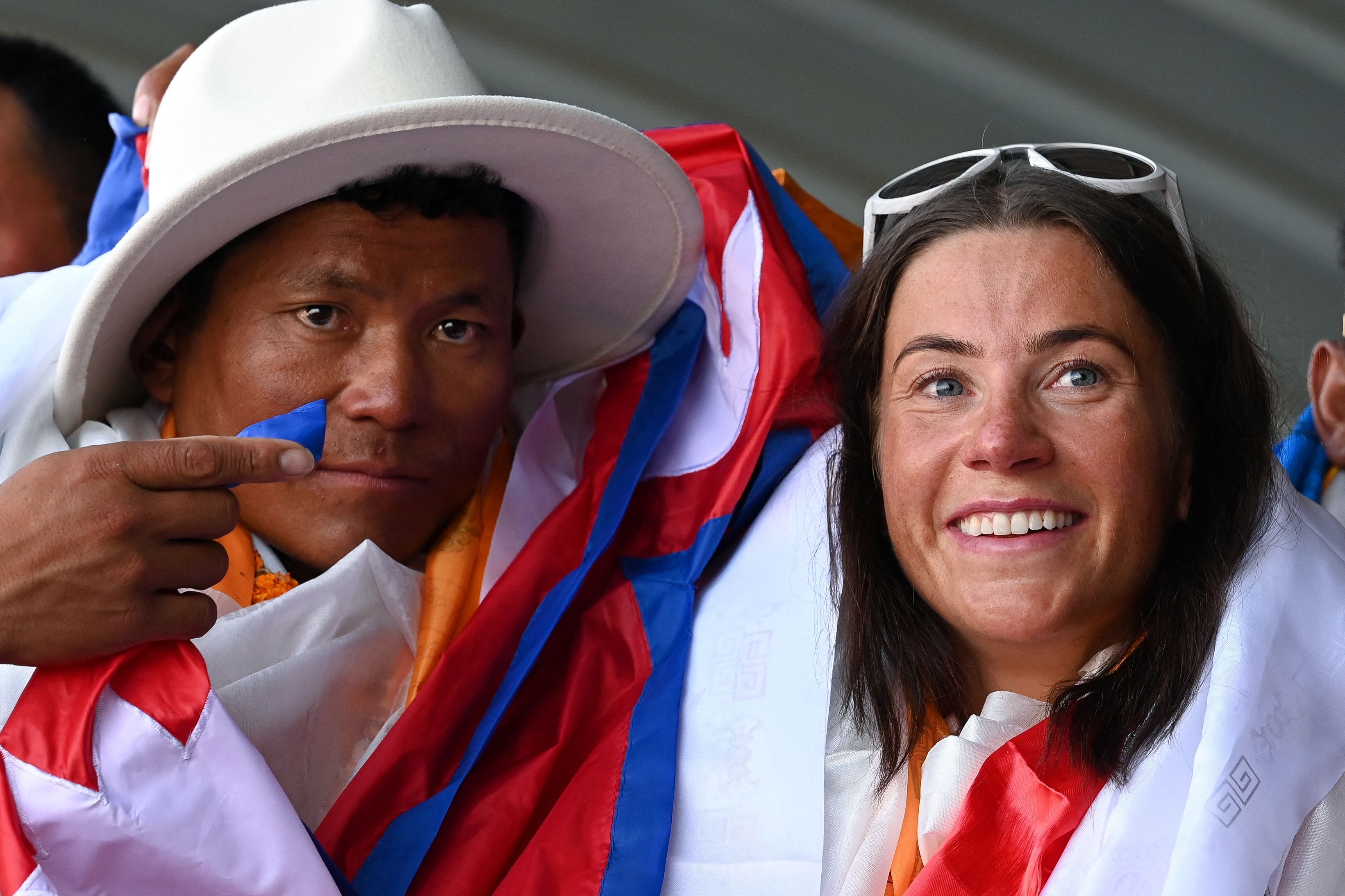 Haben mit ihrer Leistung den bisherigen Rekord übertroffen: Die Norwegerin <strong>Kristin Harila</strong> und der Nepalese <strong>Tenjen</strong> Lama Sherpa. (5. August 2023)