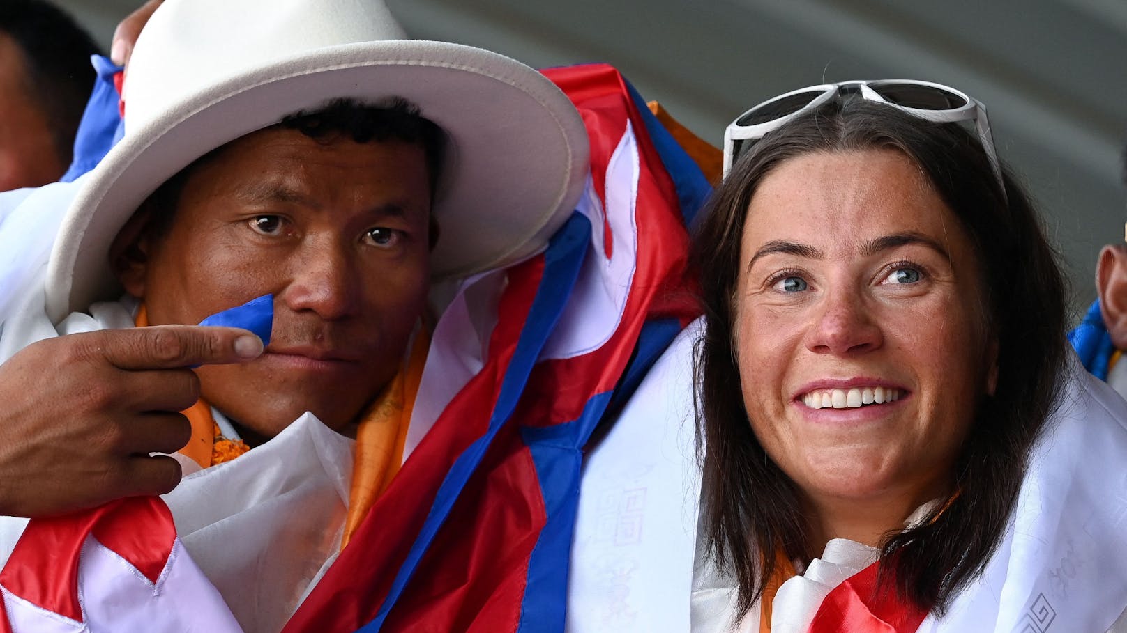 Haben mit ihrer Leistung den bisherigen Rekord übertroffen: Die Norwegerin <strong>Kristin Harila</strong> und der Nepalese <strong>Tenjen</strong> Lama Sherpa. (5. August 2023)