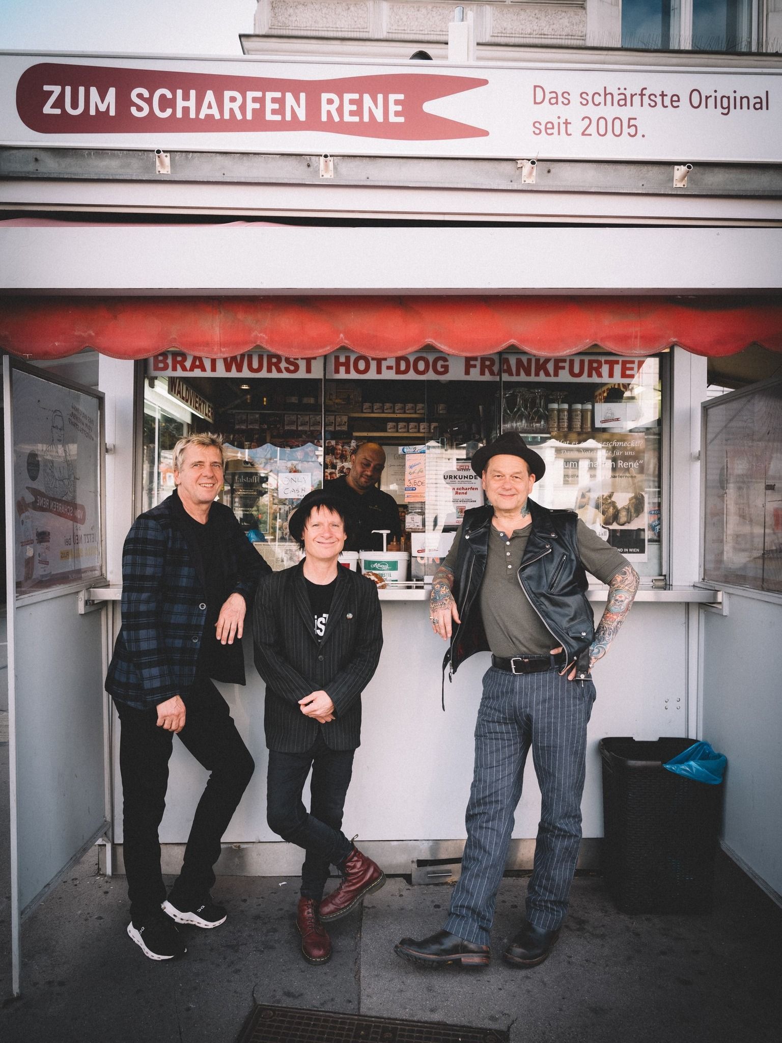 Andreas Meurer, Stephen George Ritchie und Andreas von Holst (v.l.) besuchten den legendären Wiener Würstelstand 
