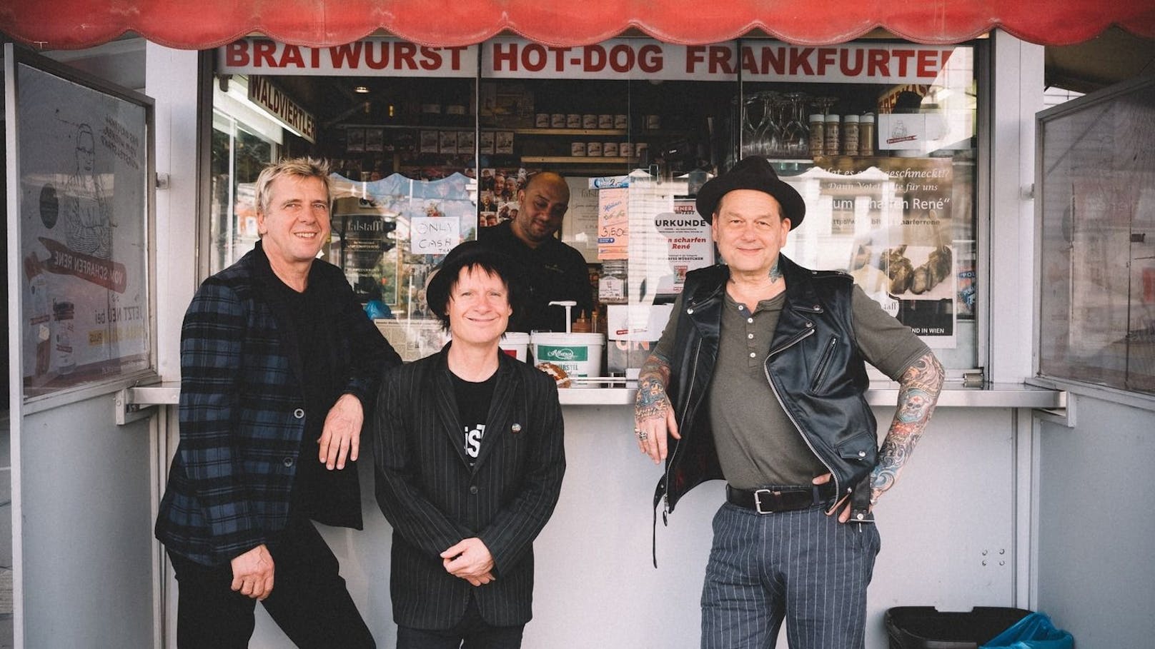 Andreas Meurer, Stephen George Ritchie und Andreas von Holst (v.l.) besuchten den legendären Wiener Würstelstand "Zum Scharfen Rene".