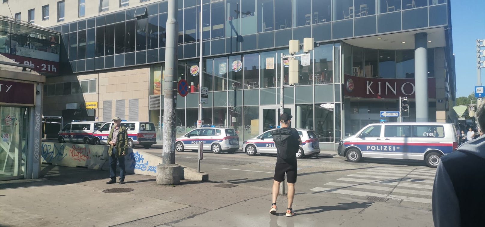 Kurze Zeit später eilten die Einsatzkräfte in die Lugner City.