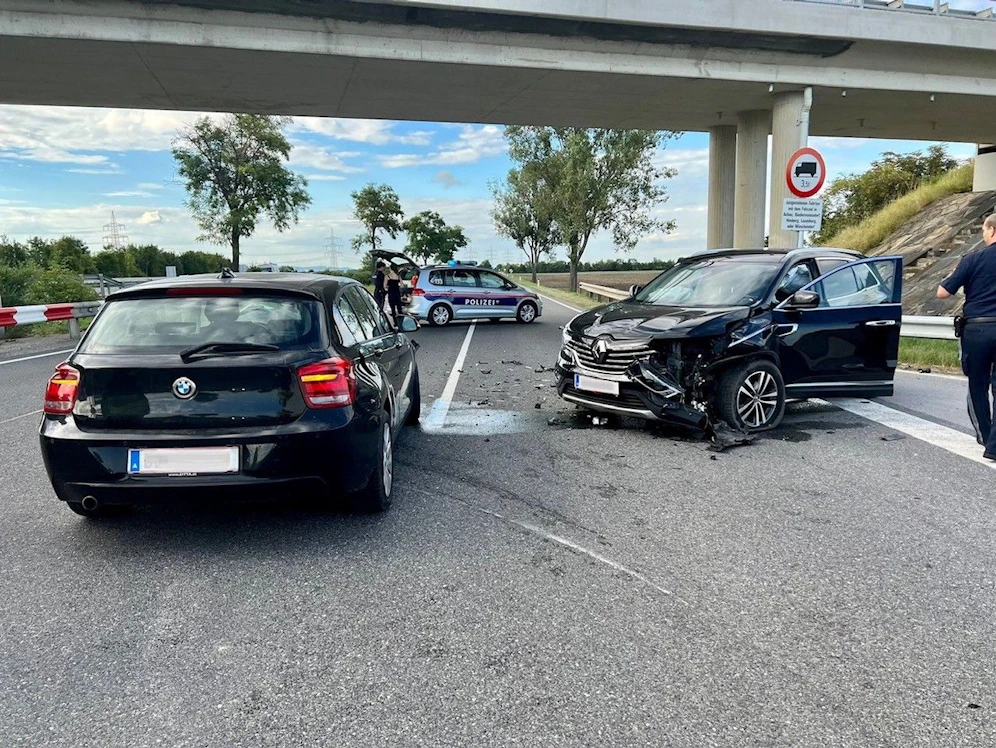 Auf der B16 krachten 2 Fahrzeuge zusammen.
