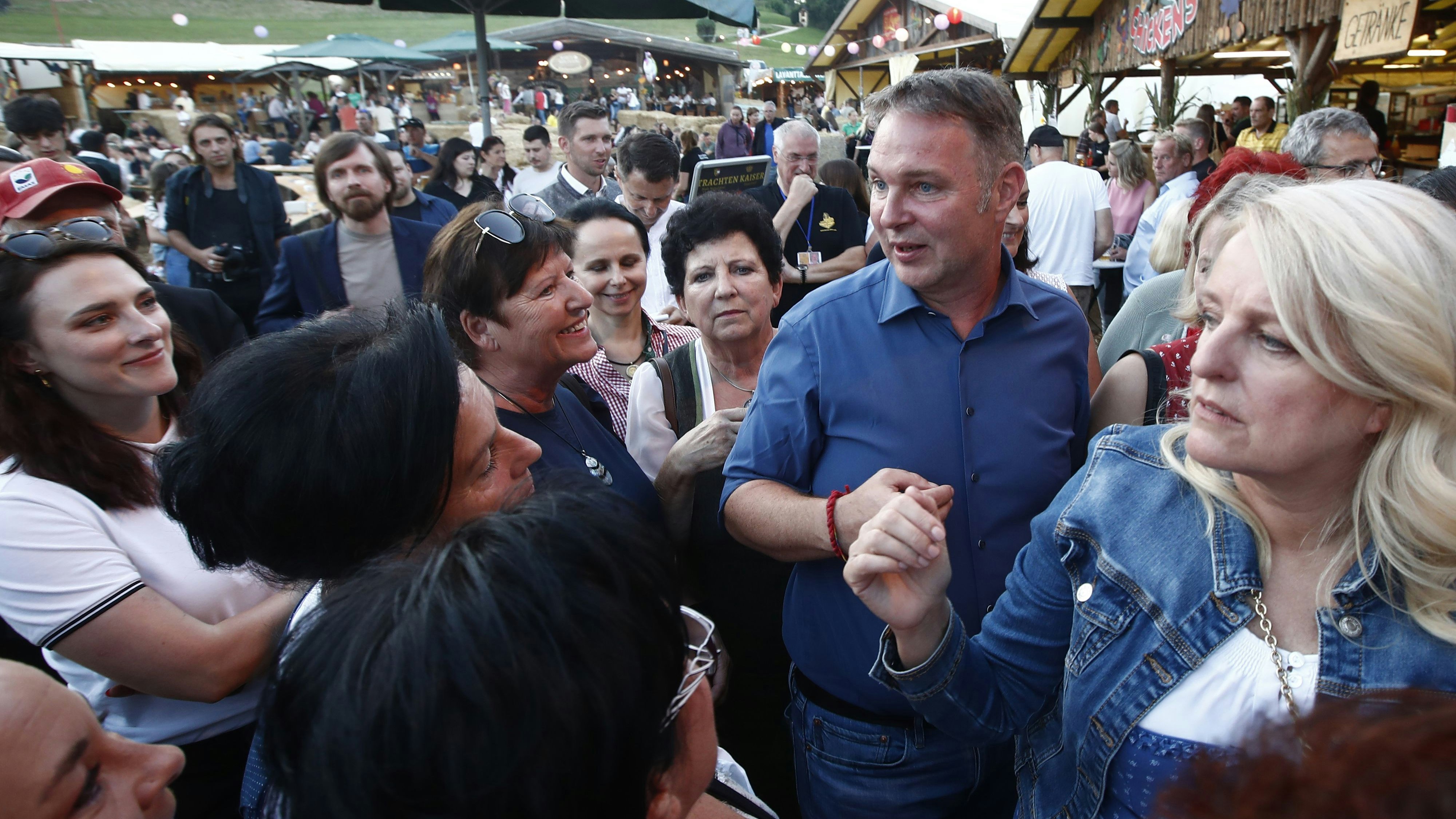 Heftig umschwärmt: Bundesparteivorsitzender <strong>Andreas Babler</strong> und Bundesratspräsidentin <strong>Claudia Arpa</strong>&nbsp;(rechts) beim Geflügelfest "Gackern" im Lavanttal.