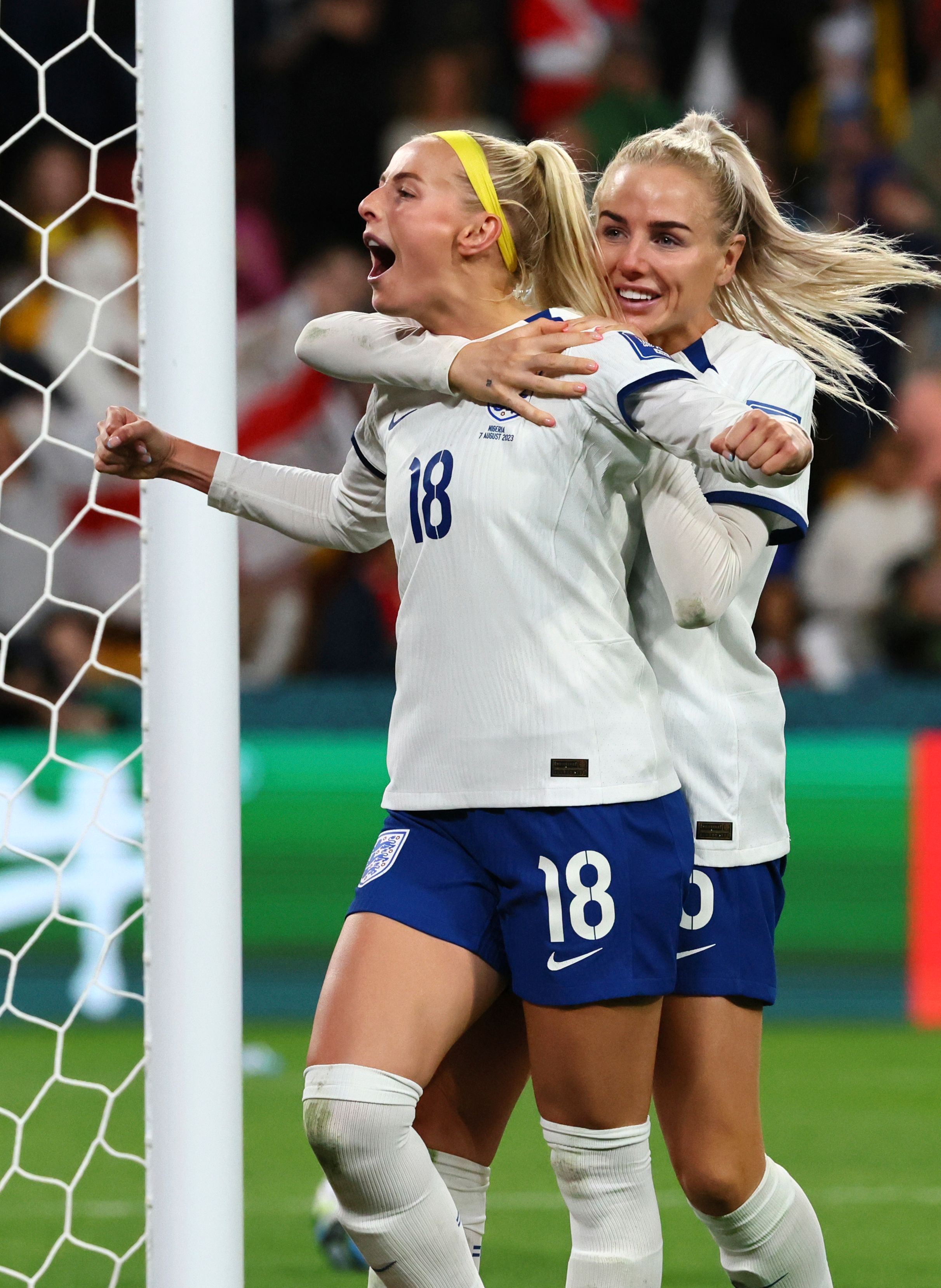 Englands Chloe Kelly (links) verwandelte im WM-Achtelfinal gegen Nigeria den entscheidenden Penalty.