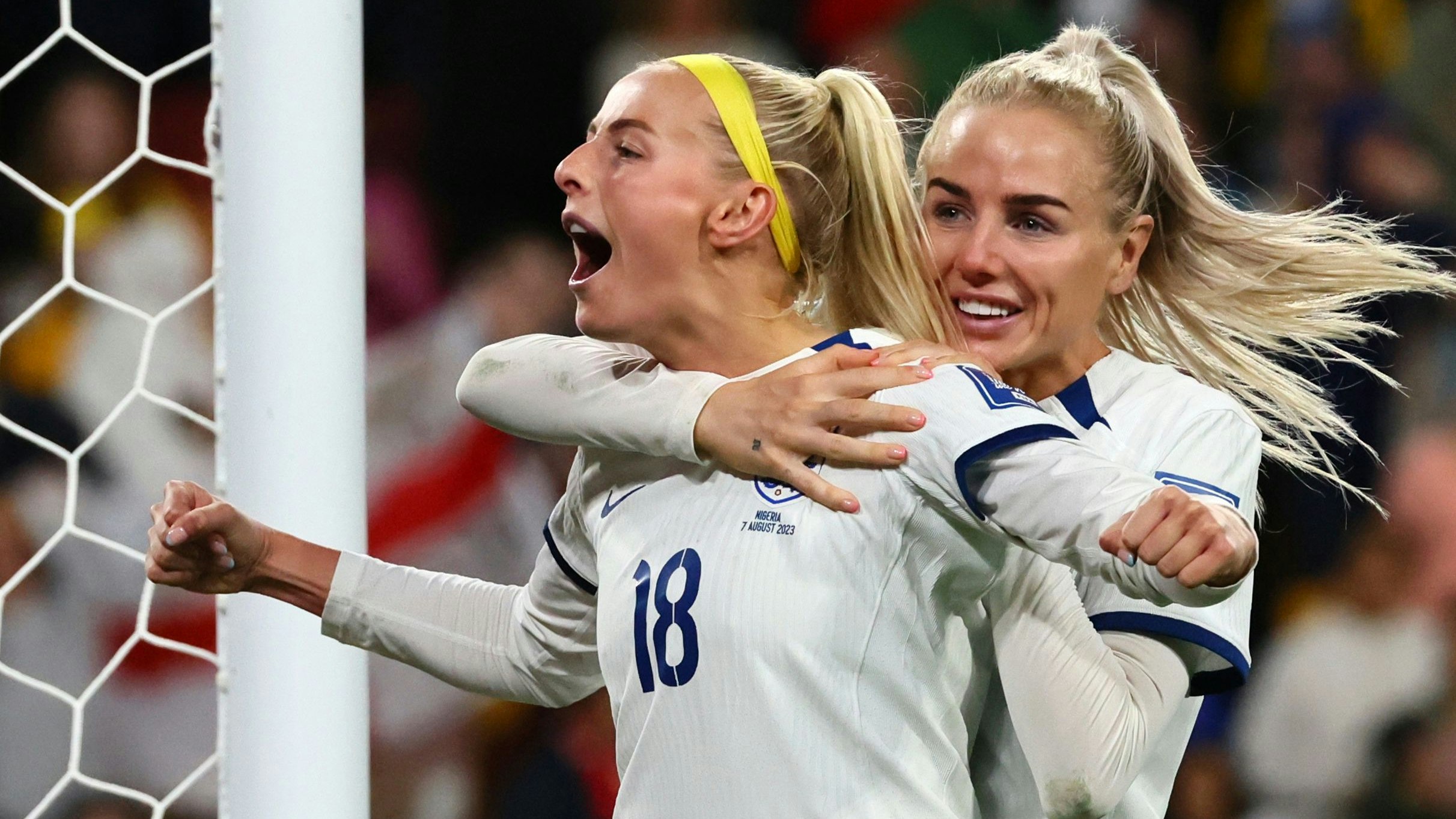 Download von www.picturedesk.com am 11.08.2023 (21:13).  England's Chloe Kelly, left, celebrates with England's Alex Greenwood after scoring the last goal during a penalty shootout during the Women's World Cup round of 16 soccer match between England and Nigeria in Brisbane, Australia, Monday, Aug. 7, 2023. (AP Photo/Tertius Pickard) - 20230807_PD1937 - Rechteinfo: Rights Managed (RM)
