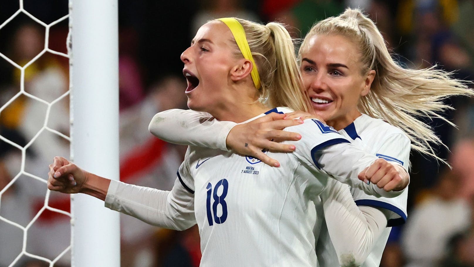 Englands Chloe Kelly (links) verwandelte im WM-Achtelfinal gegen Nigeria den entscheidenden Penalty.