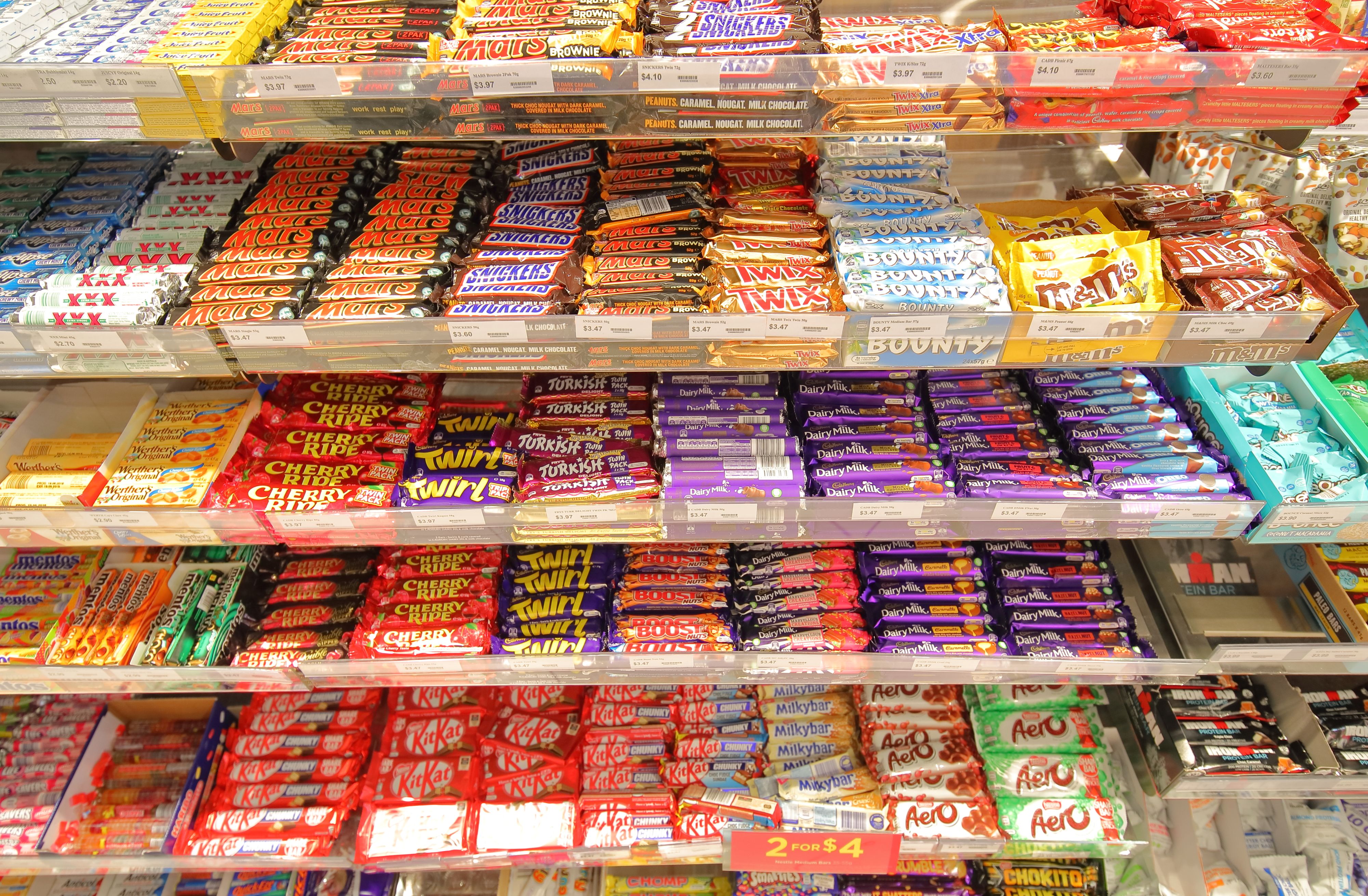 Der Mann stahl mehrere Tafeln Schokolade.