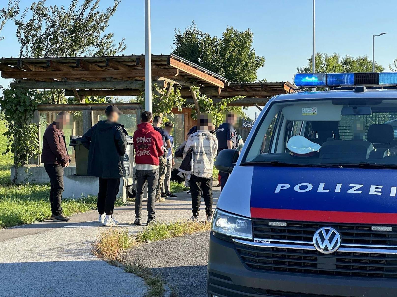 In dem Wagen befanden sich 11 Personen, darunter zahlreiche Kinder.