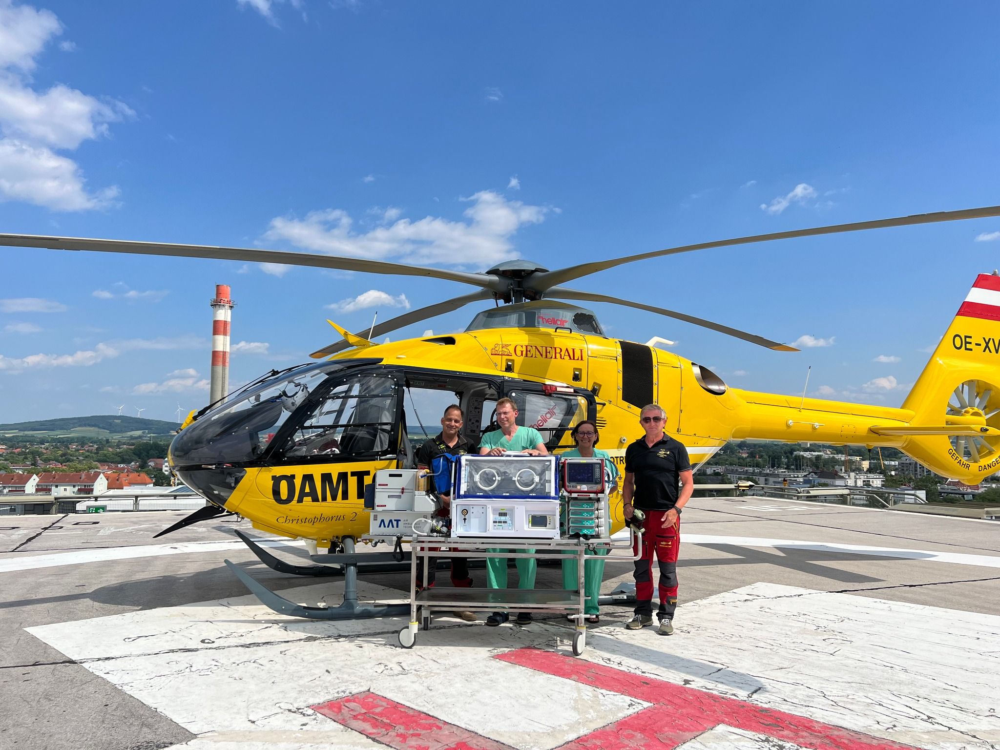 Das Team von St. Pölten mit dem neuen Fluginkubator.