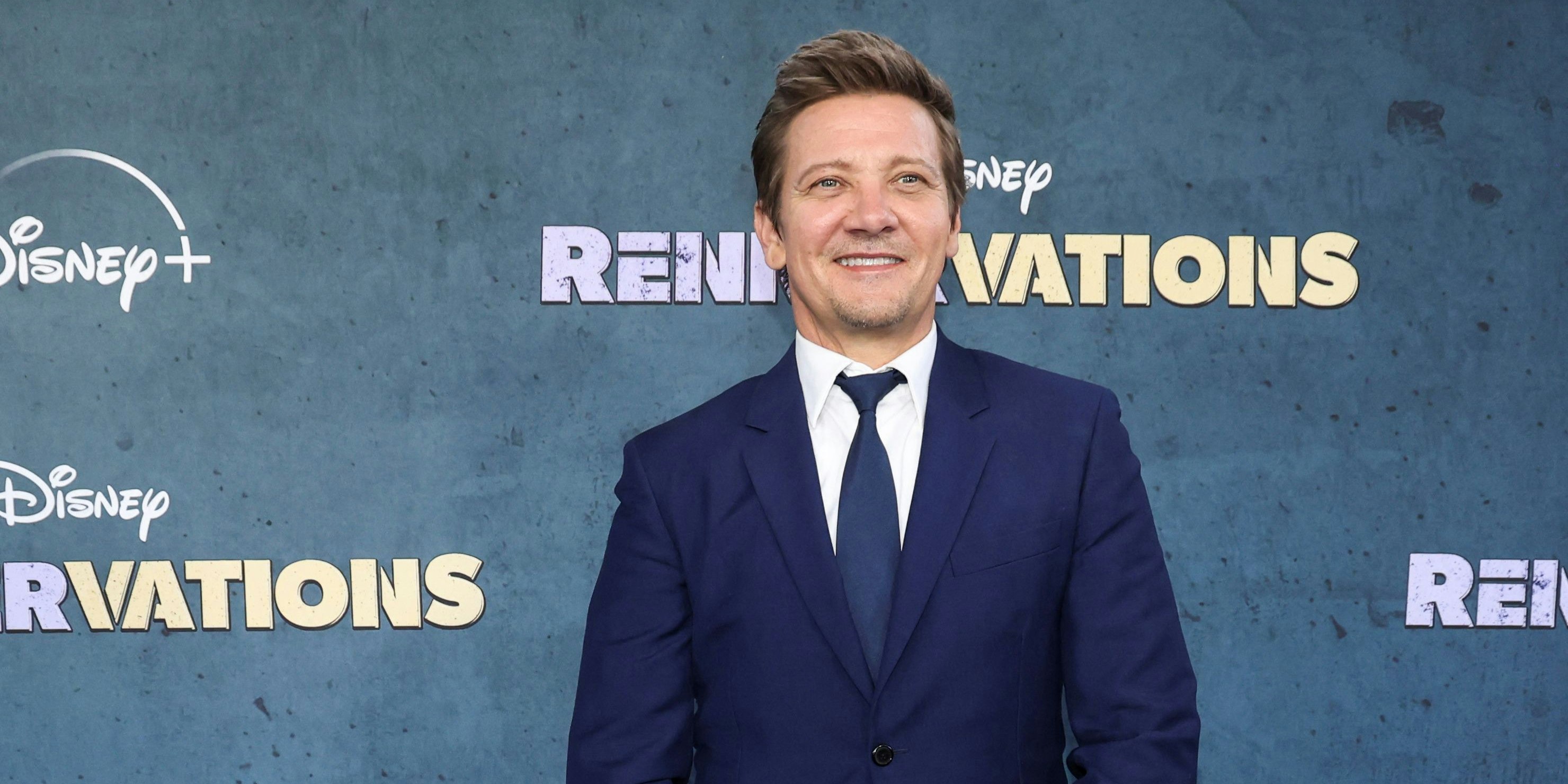 Jeremy Renner kann, acht Monate nach seinem Horror-Unfall, wieder entspannt lachen.