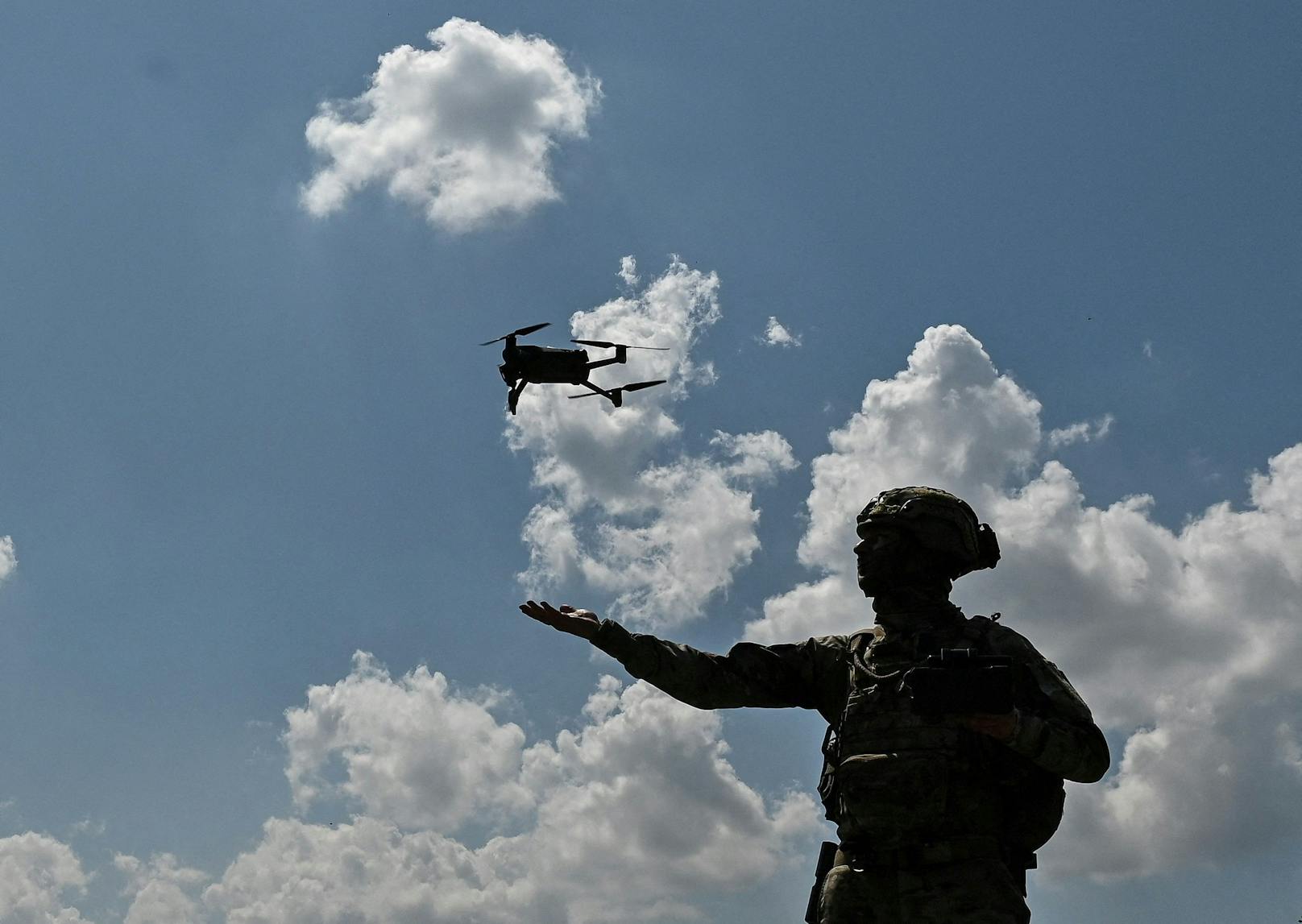 Ein ukrainischer Soldat lässt eine Drohne steigen. Archivbild.