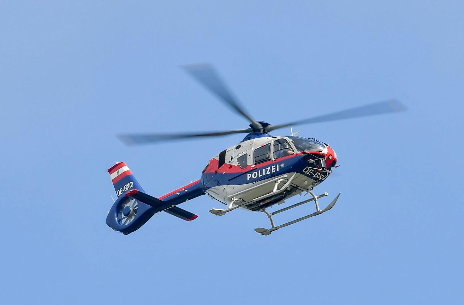 Ein "Libelle"-Hubschrauber der Polizei stand auch im Einsatz. Symbolbild.