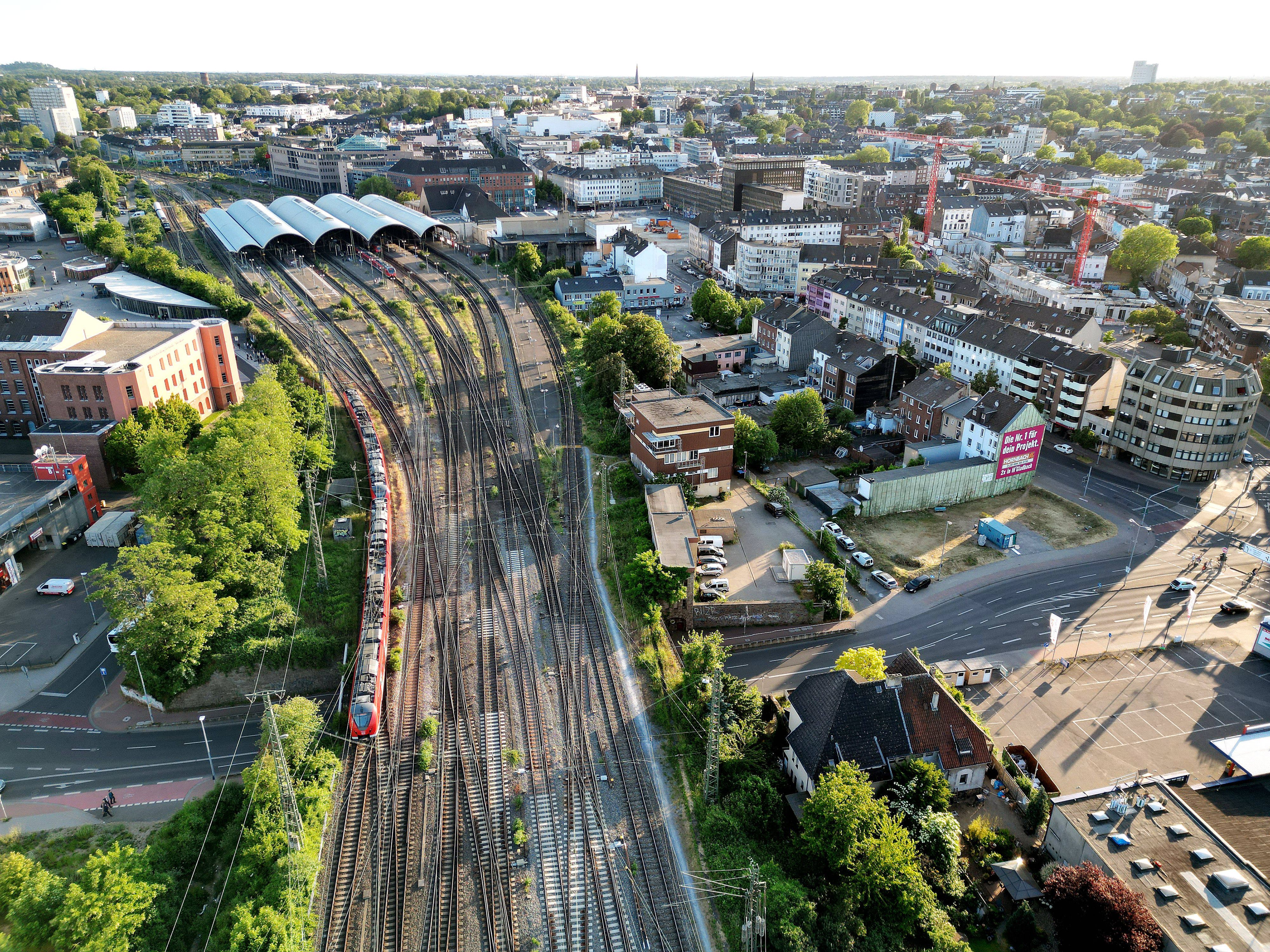 Luftaufnahme des Hauptbahnhofs Mönchengladbach mit Blick auf die Innenstadt. Archivbild