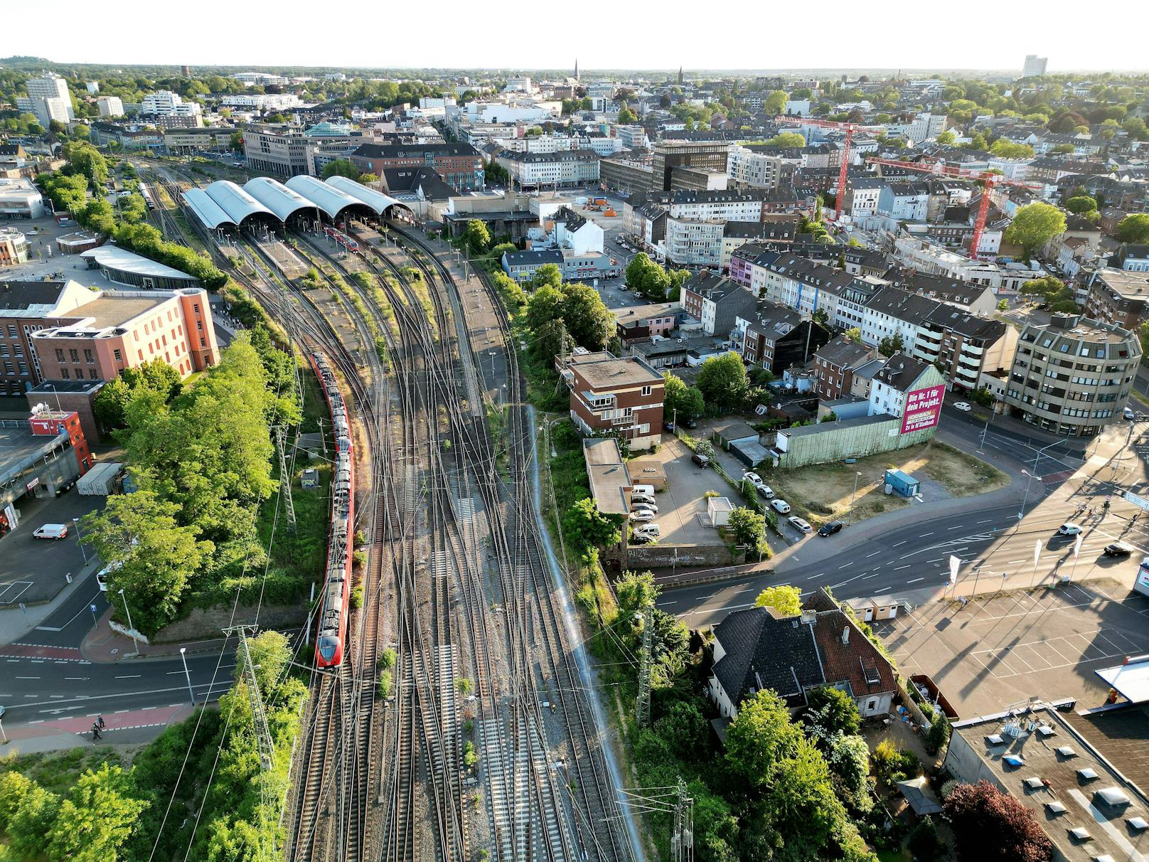 Luftaufnahme des Hauptbahnhofs Mönchengladbach mit Blick auf die Innenstadt. Archivbild