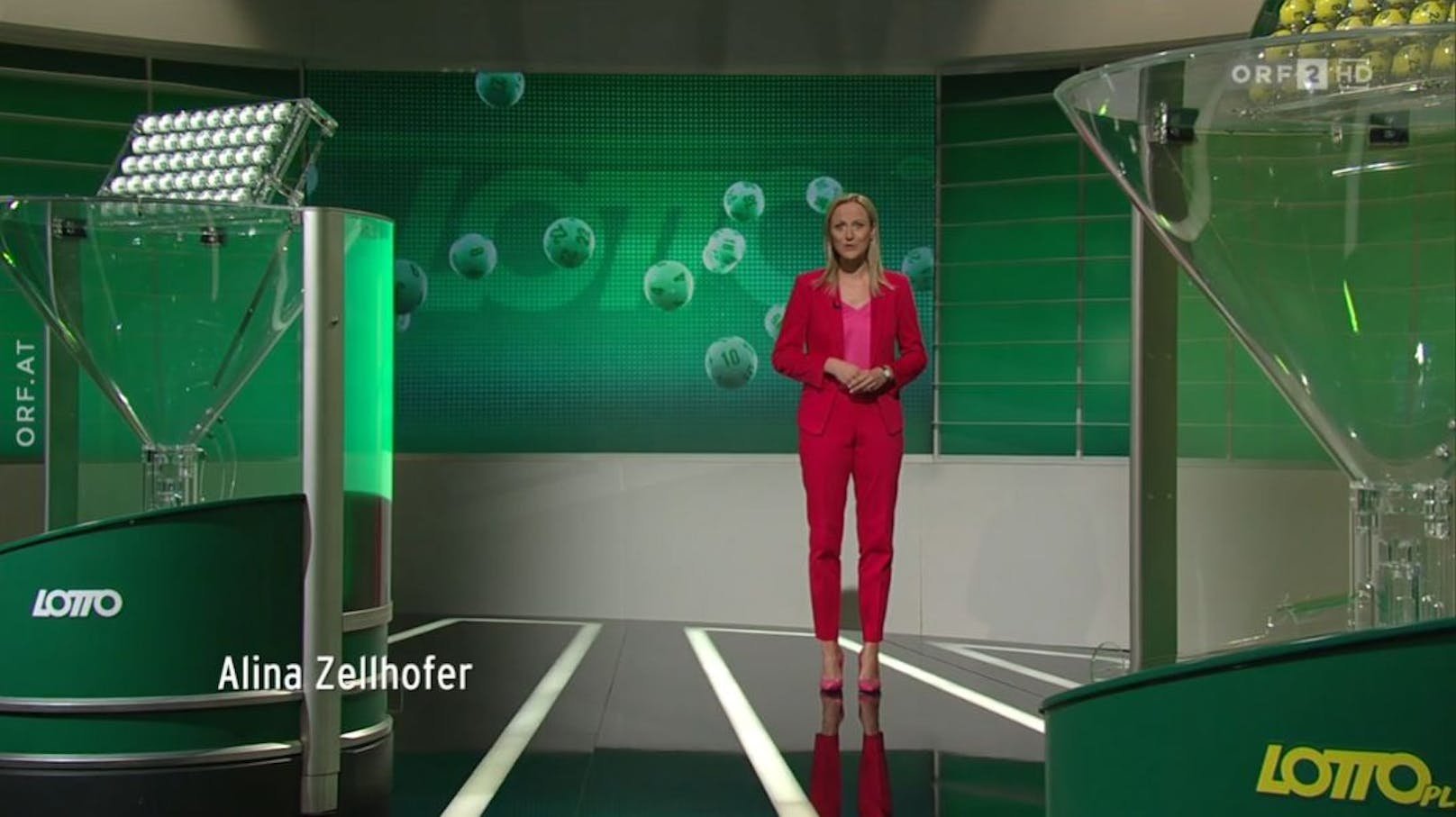 ORF-Sportmoderatorin <a data-li-document-ref="46101038" href="https://www.heute.at/s/alina-zellhofer-erste-frau-bei-sport-am-sonntag-orf-rainer-pariasek-46101038">Alina Zellhofer</a> am 11. August 2023 in ungewohnter Rolle als Lotto-Fee: "Denn Kugeln sind ja mein Metier."