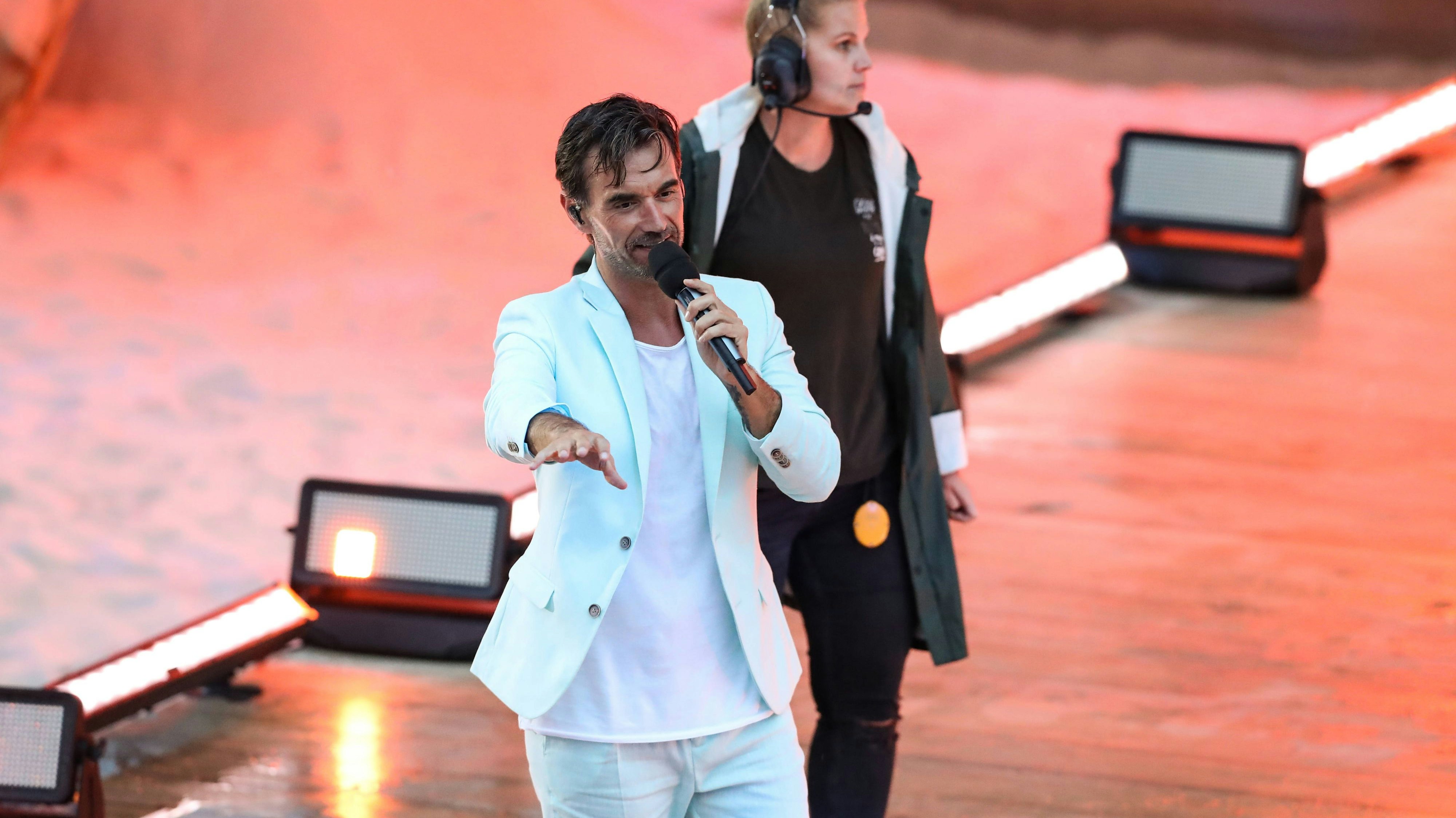 Moderator Florian Silbereisen muss die Aufzeichnung wegen Unwetter unterbrechen.