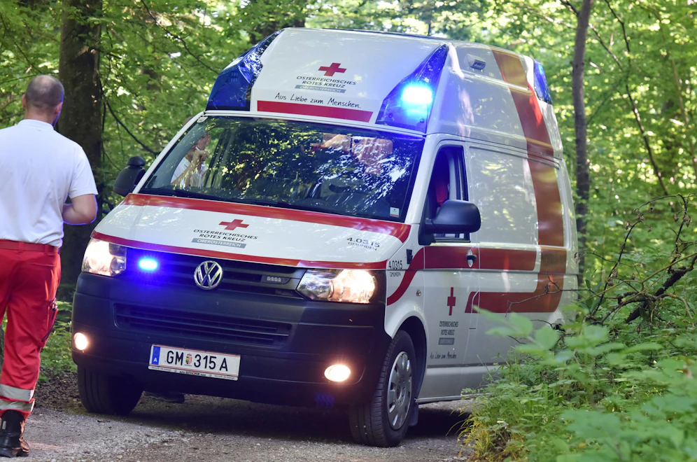 Das Senioren-Ehepaar trug Verletzungen davon und musste ins Spital gebracht werden. (Symbolbild)