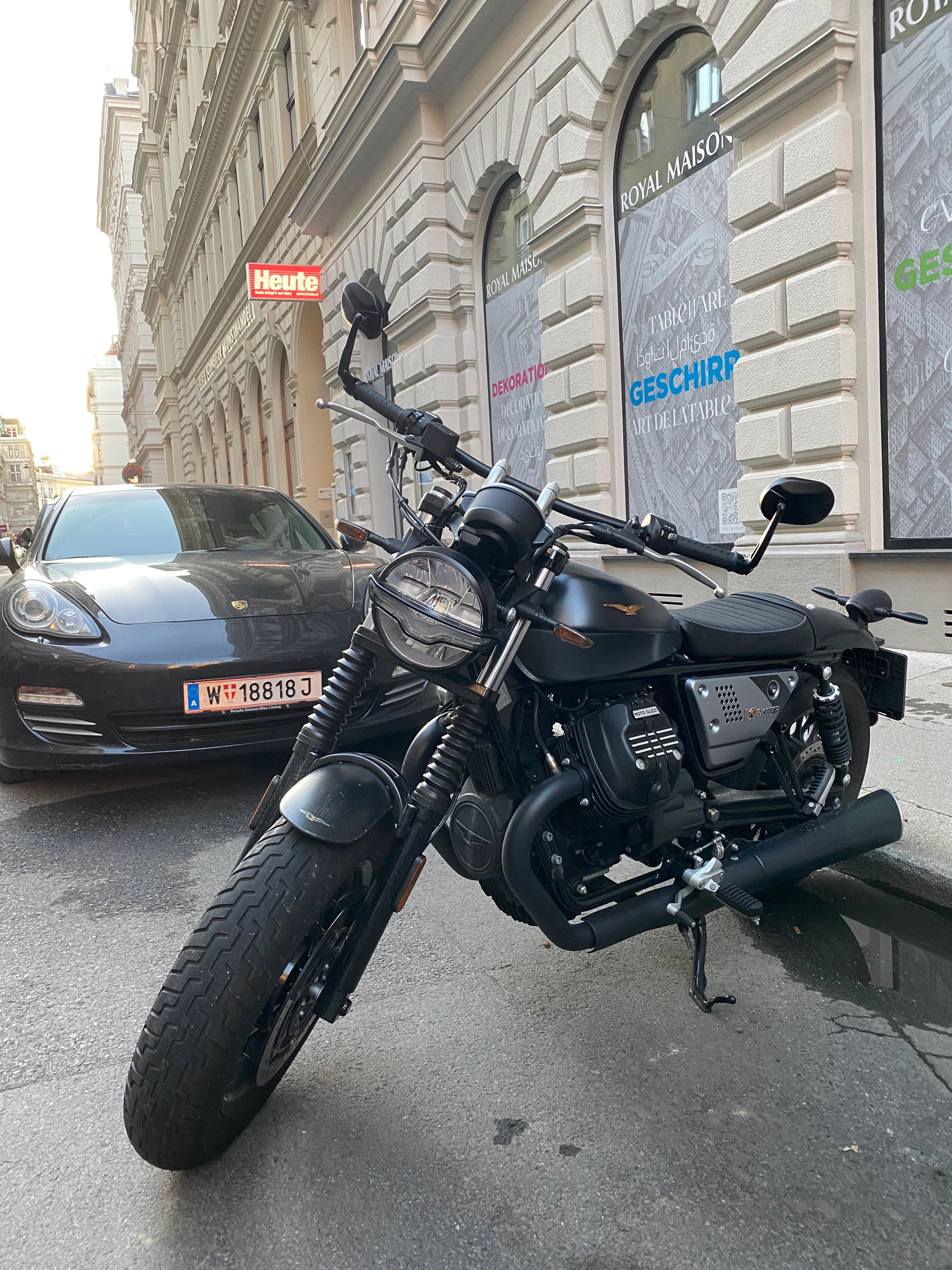 Auch in der Wiener Innenstadt macht die Bobber eine gute Figur. In den engen Häuserschluchten freuen sich Anrainer und Passanten besonders über den guten Spruch der Guzzi.