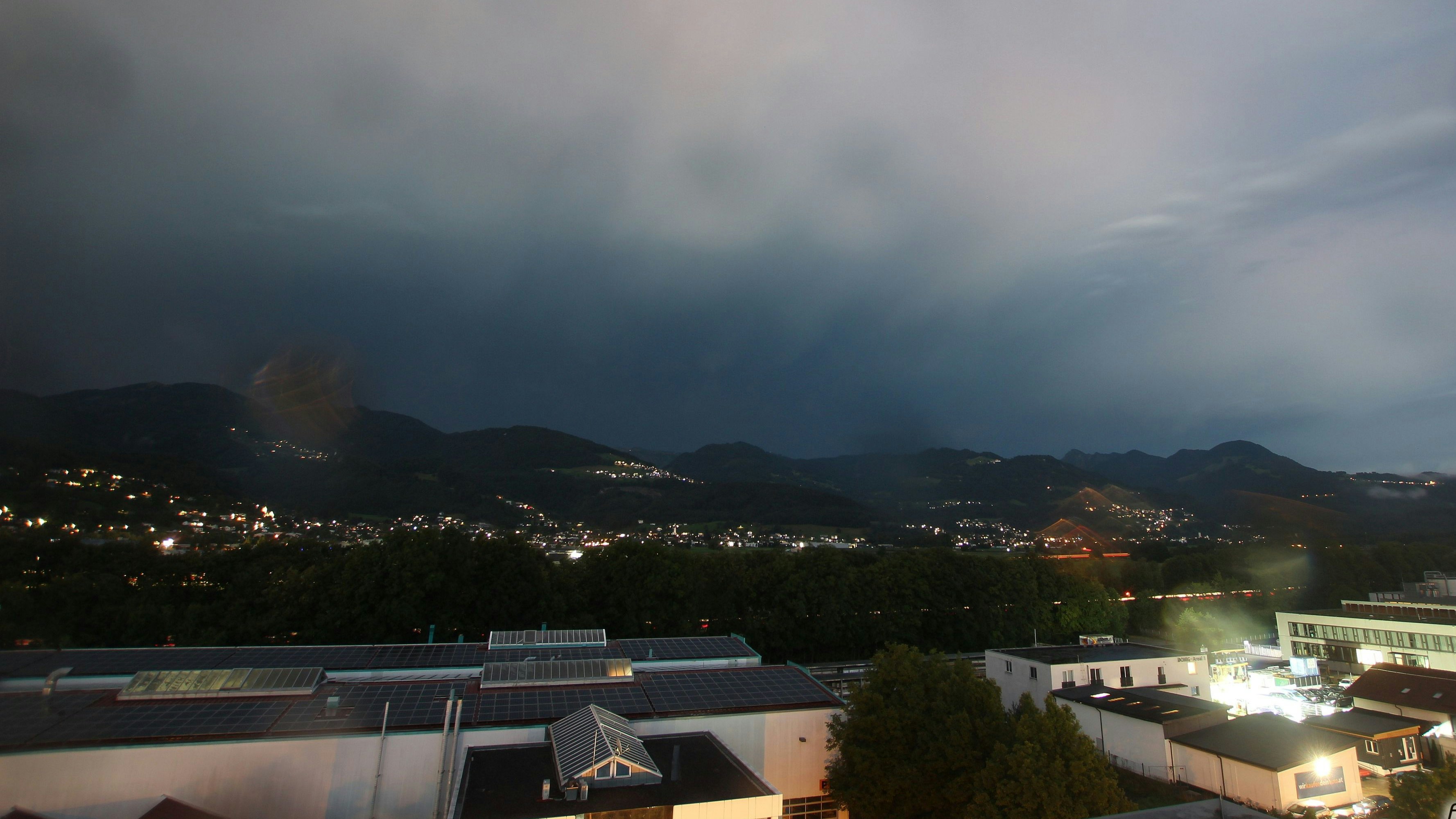 Der Westen Österreichs, im Bild Röthis, wird von einer Gewitter-Walze überrollt.