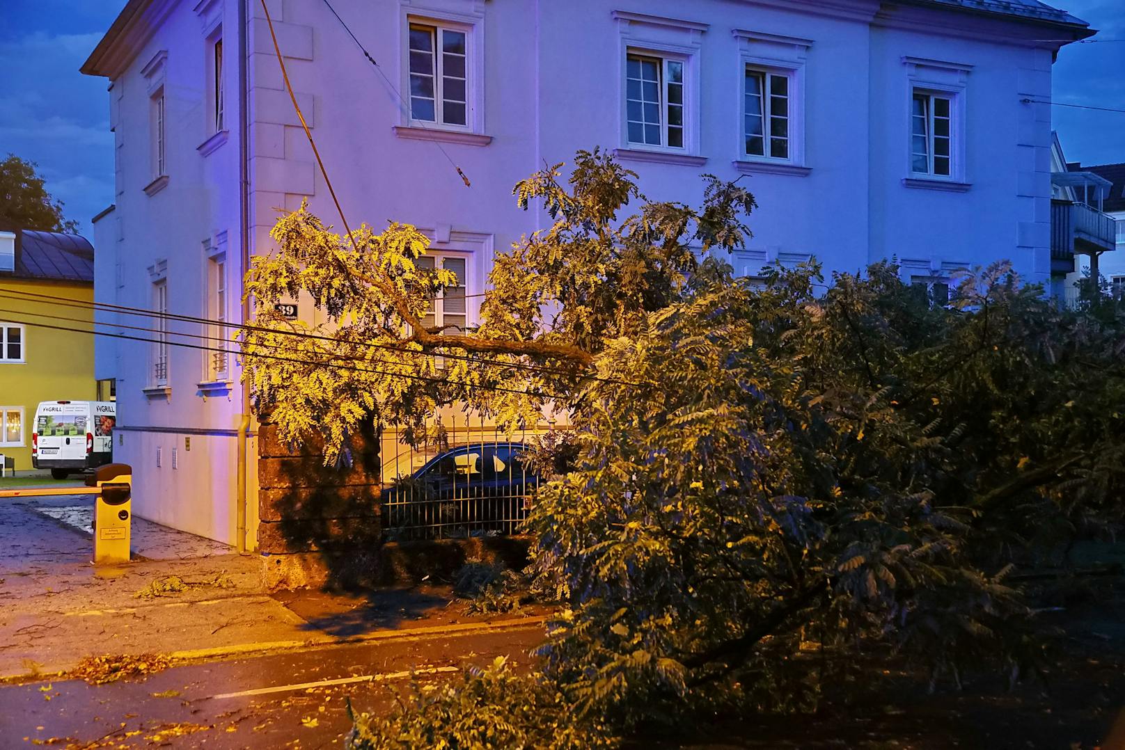 Eine Superzelle überquerte am Samstag die Stadt Salzburg und hinterließ dabei eine Schneise der Verwüstung. Die Schäden sind enorm, auch Personen wurden verletzt.