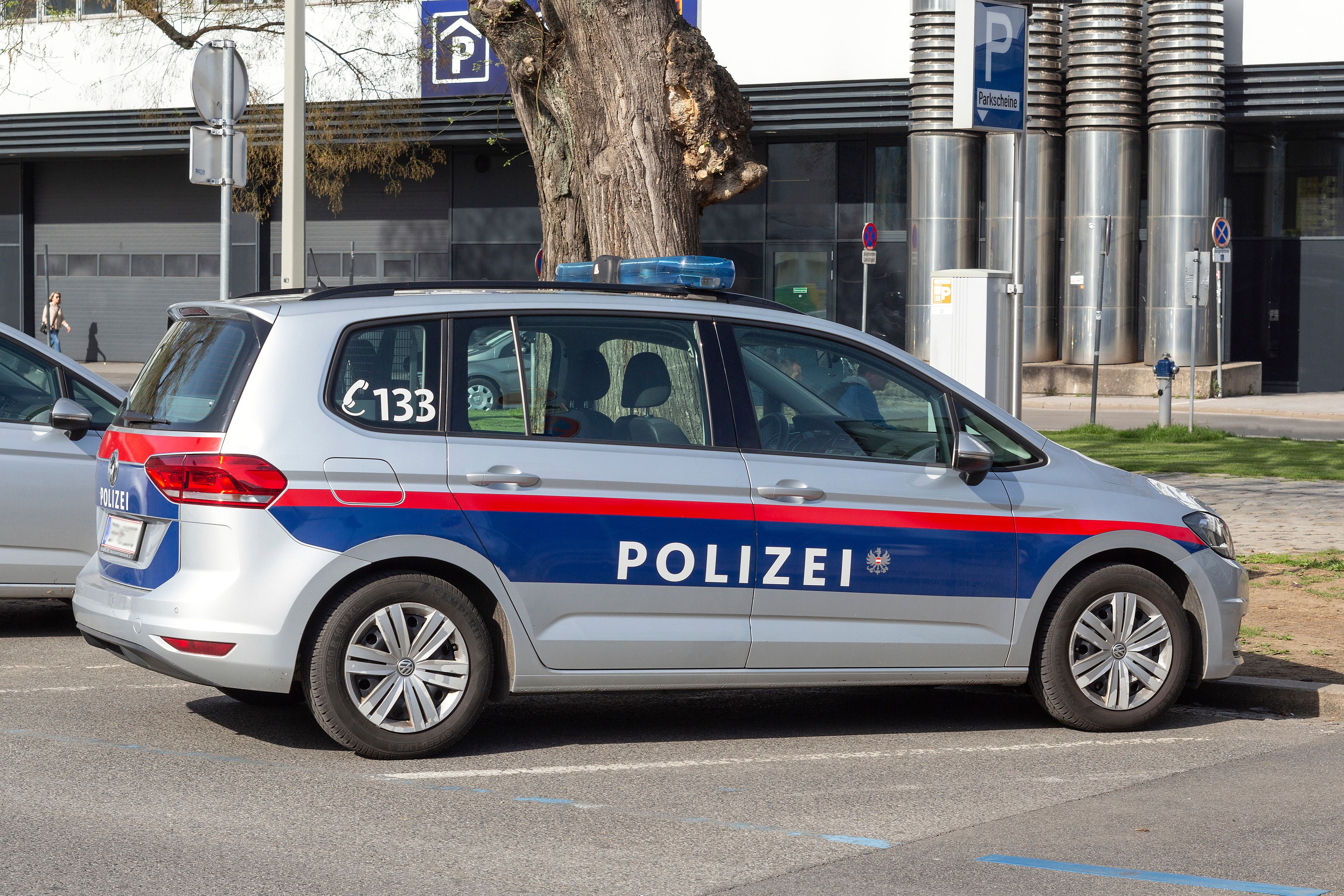 Die Polizei erbittet nun um Hinweise aus der Bevölkerung, welche die Identifizierung des PKW-Lenkers ermöglichen.