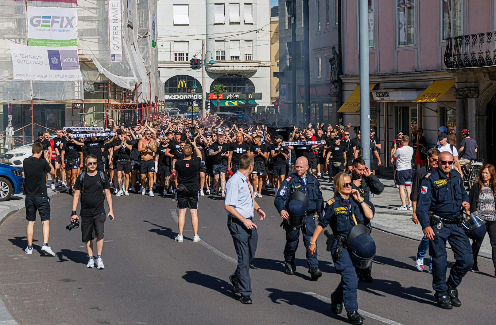 Die Stimmung vor und beim Linzer Derby war hitzig. Laut Polizei blieb aber alles sehr ruhig.