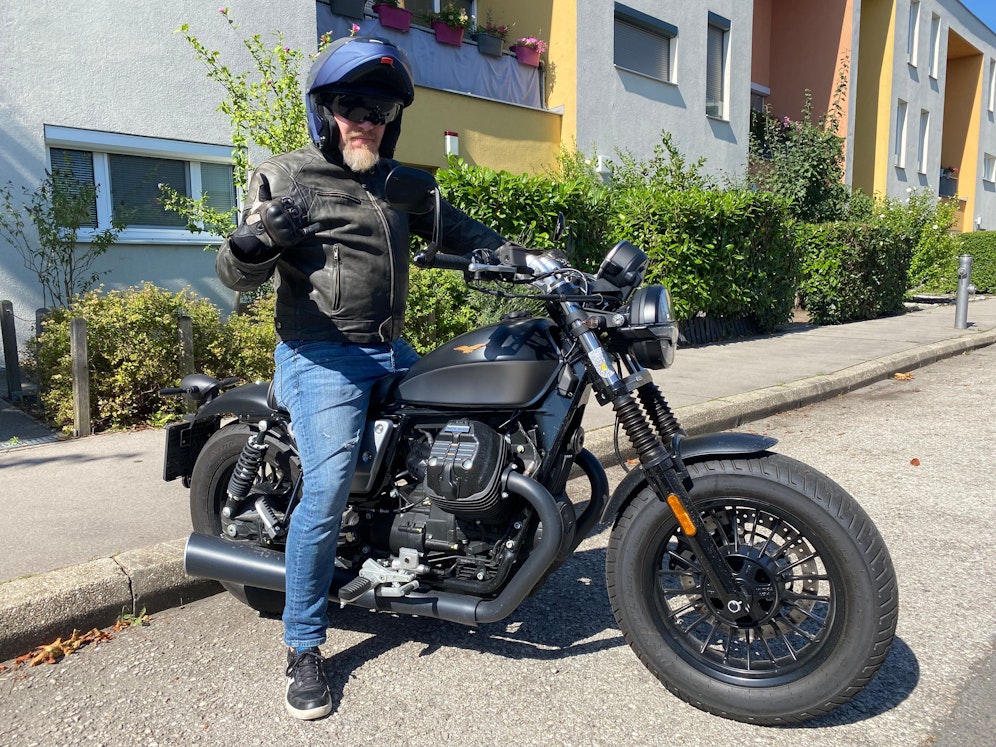 Die fesche Moto Guzzi V9 Bobber macht aus braven Familienvätern coole Biker. Nicht nur die Nachbarn machten Augen.