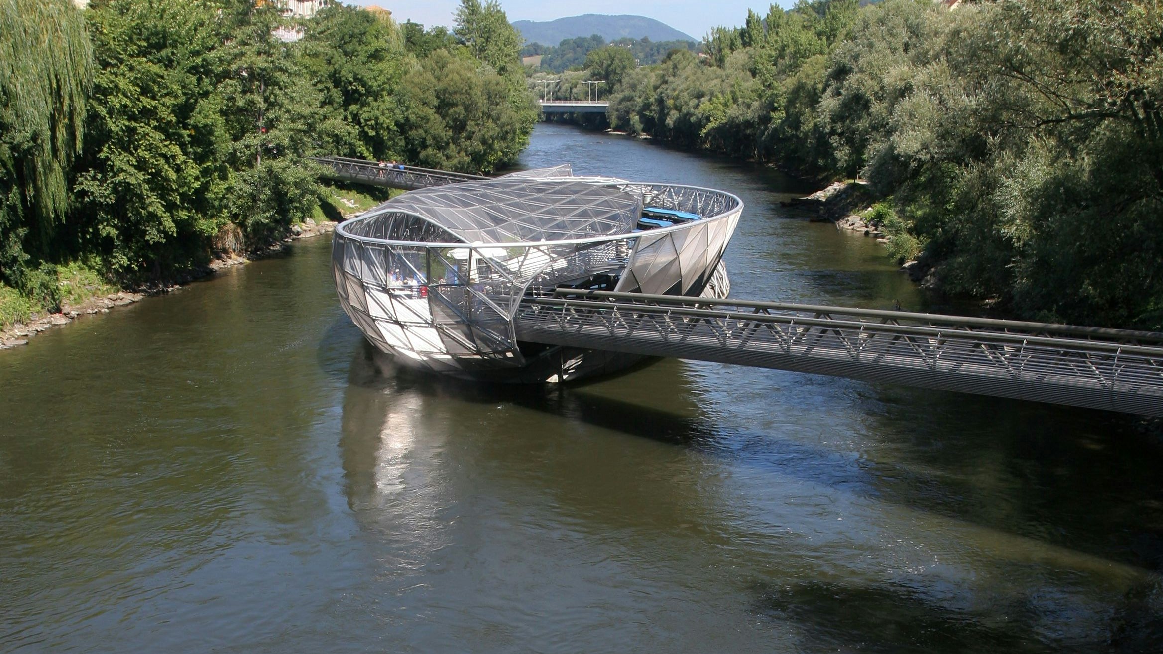 Heute.at - Mur-Tour: Frau steckt mit Schwimmreifen am Ufer fest