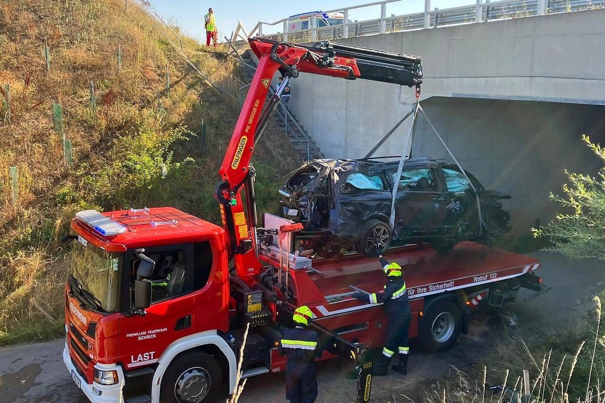 Bei einem Unfall mit einem Kleinbus auf der Nordautobahn (A5) bei Gaweinstal (Bezirk Mistelbach) kamen vier Menschen ums Leben.