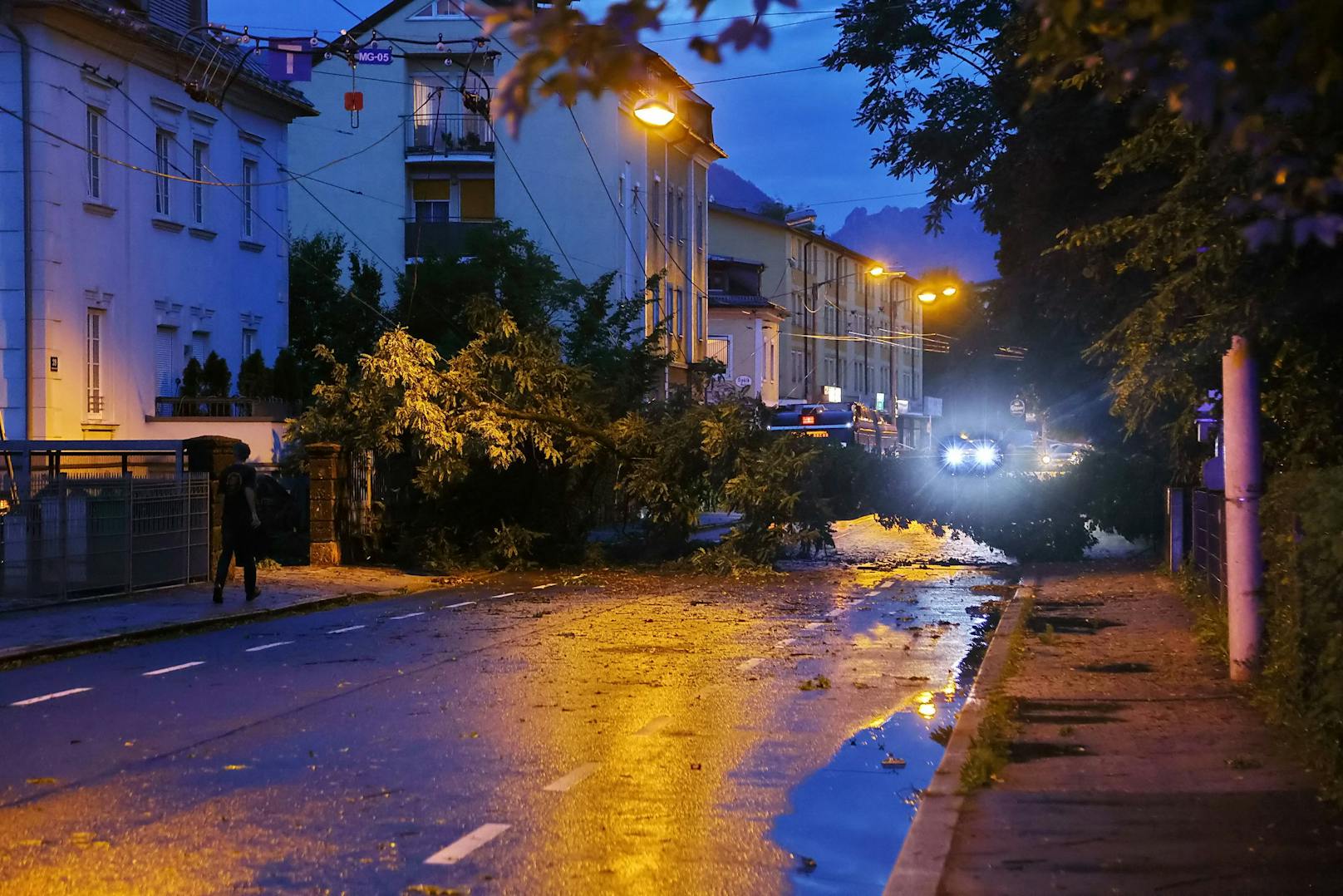 Eine Superzelle überquerte am Samstag die Stadt Salzburg und hinterließ dabei eine Schneise der Verwüstung. Die Schäden sind enorm, auch Personen wurden verletzt.