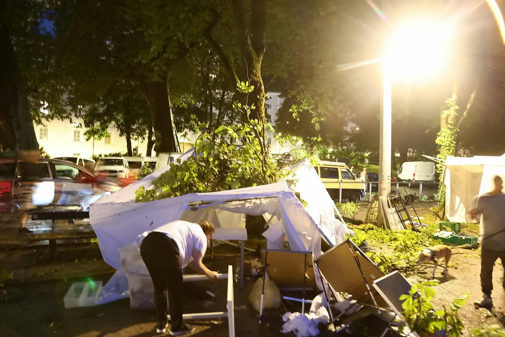 Eine Superzelle überquerte am Samstag die Stadt Salzburg und hinterließ dabei eine Schneise der Verwüstung. Die Schäden sind enorm, auch Personen wurden verletzt.