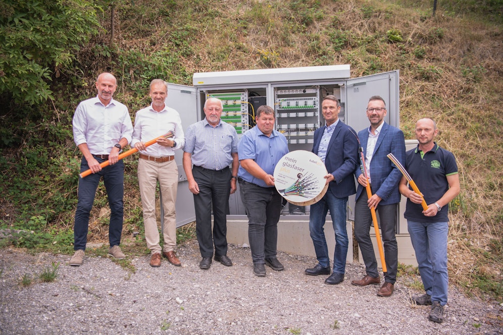 kabelplus-Vertriebsmitarbeiter Martin Almesberger, Henninger & Partner-Geschäftsführer Christian Schießl, WG Plambacheck-Grubtagl-Obmann Peter Humpelstetter, Bürgermeister Arthur Rasch, kabelplus-Geschäftsführer Gerhard Haidvogel, kabelplus-Vertriebsmitarbeiter Jürgen Kummer und Gemeinderat Wilfried Gram 