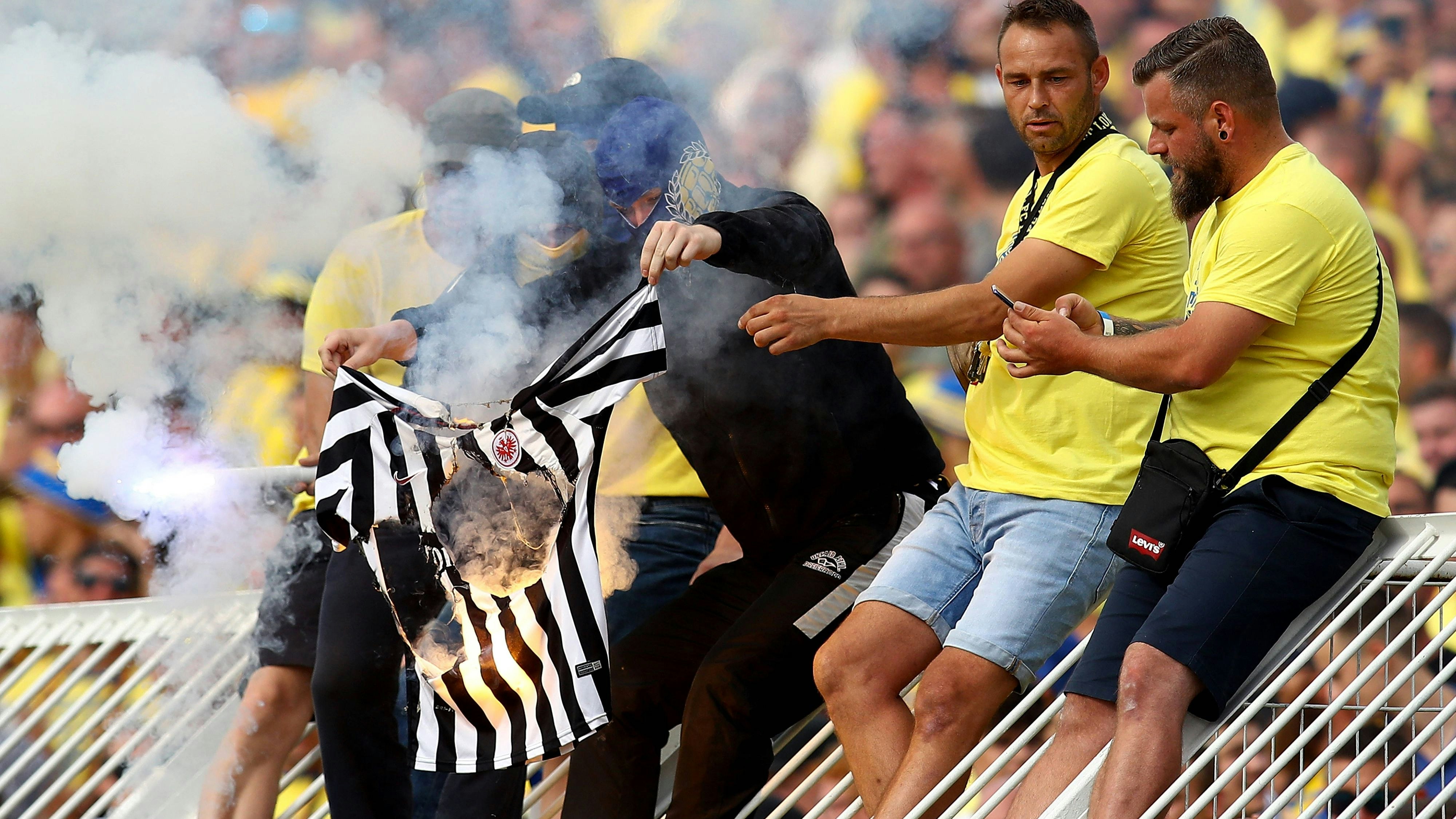 Leipzig-Fans verbrennen ein Frankfurt-Trikot.