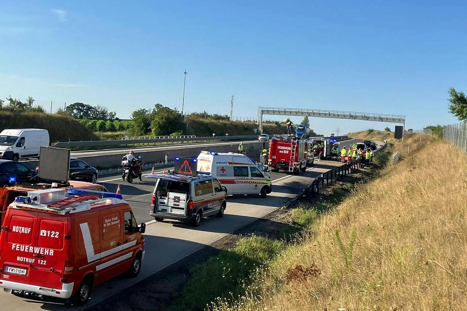 Bei einem Unfall mit einem Kleinbus auf der Nordautobahn (A5) bei Gaweinstal (Bezirk Mistelbach) kamen vier Menschen ums Leben.