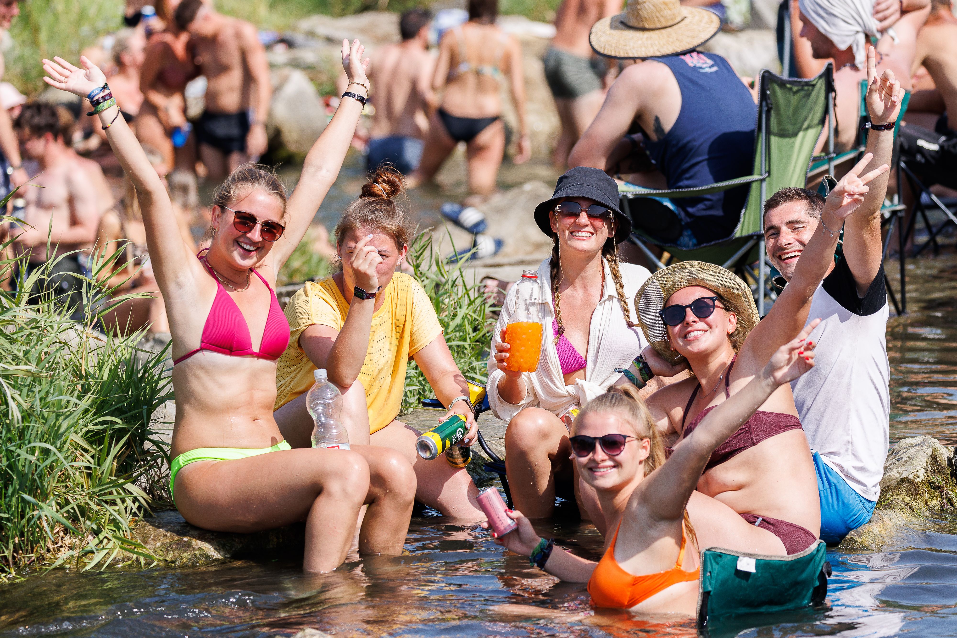 Download von www.picturedesk.com am 13.08.2023 (10:49).  ABD0086_20220818 - ST. PÖLTEN - ÖSTERREICH: Festivalbesucher kühlen sich in der Traisen bei sommerlichen Temperaturen, im Rahmen des "Frequency 2022" am Donnerstag, 18. August 2022 in St. Pölten. Das Festival findet vom 17. bis 20. August 2022 statt. - FOTO: APA/FLORIAN WIESER  _ - 20220818_PD4927 - Rechteinfo: Rights Managed (RM)