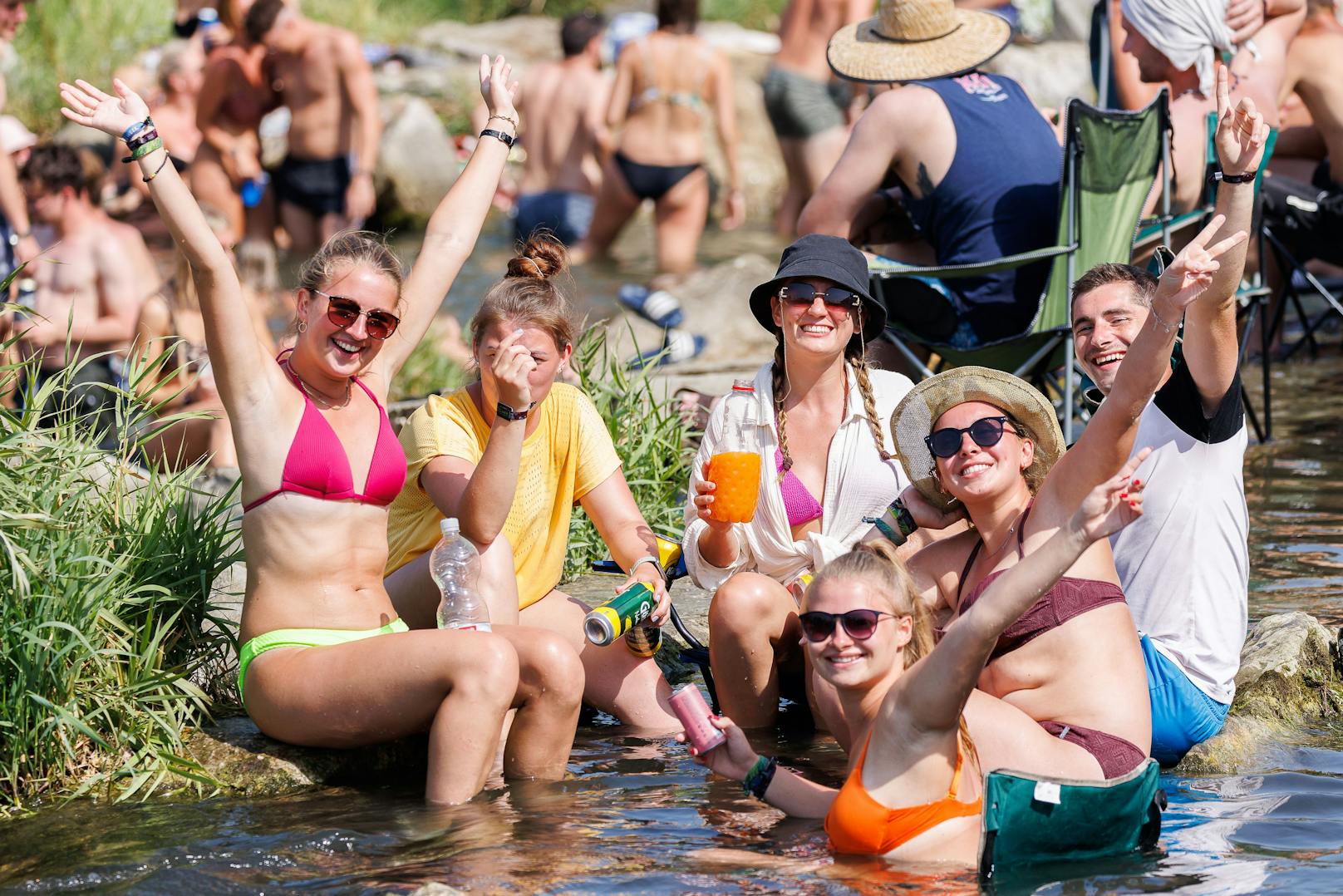 Bild vom letzten Jahr: Festivalbesucher kühlen sich in der Traisen bei sommerlichen Temperaturen, im Rahmen des "Frequency 2022" am Donnerstag, 18. August 2022 in St. Pölten ab.