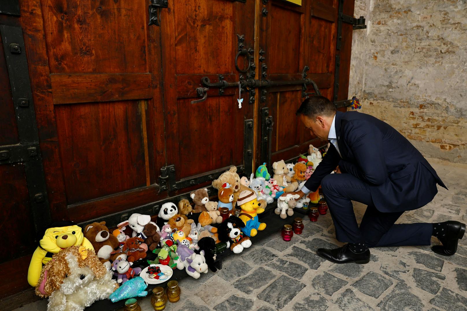 Der irische Premier Leo Varadkar bei einer Gedenkstätte für Kinder, die inmitten des Ukraine-Konflikts verstorben sind.