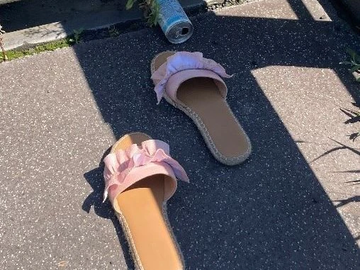 Diese Sommerschuhe sollen der abgängigen Frau gehören. 