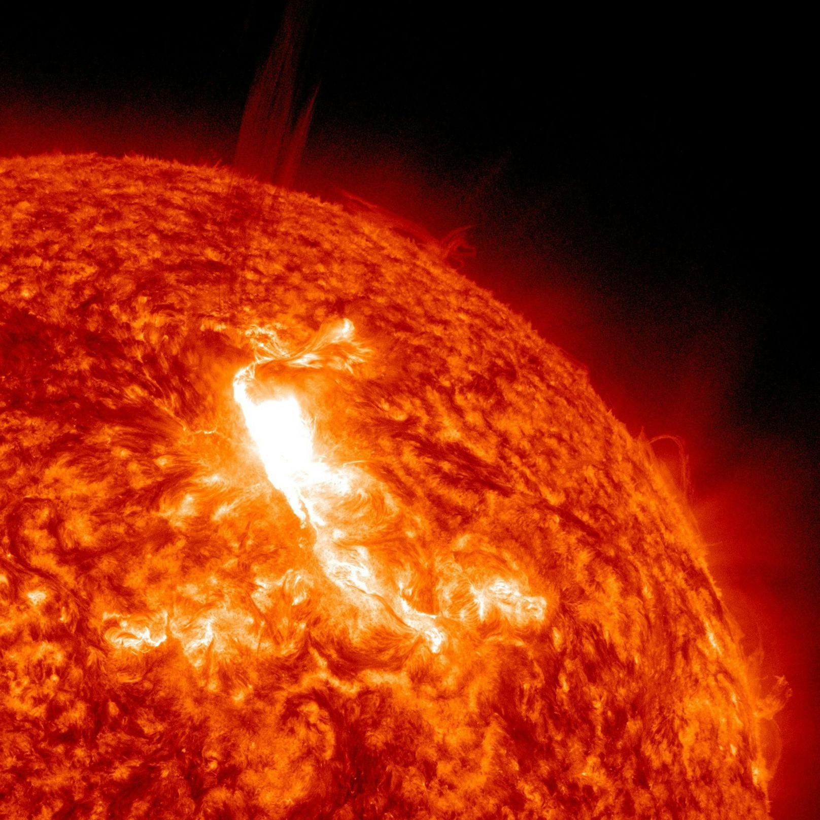 Sonneneruptionen schießen enorme Mengen geladener Teilchen ins All.