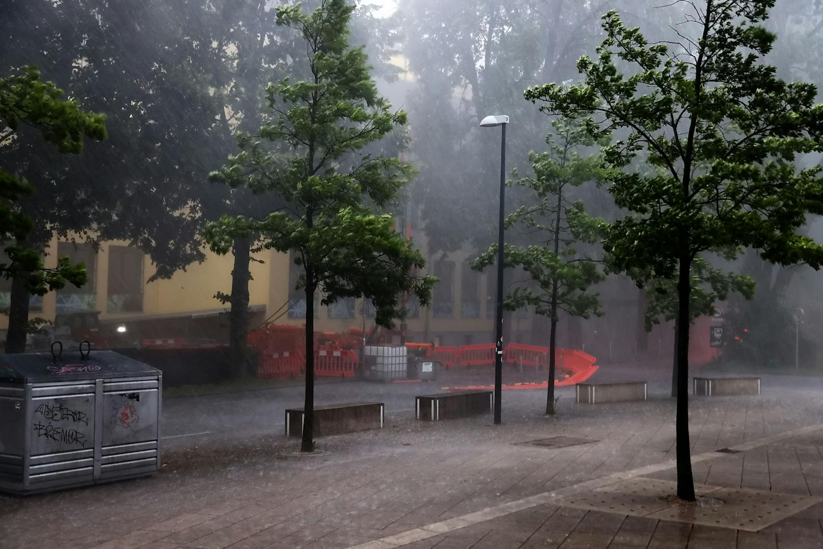 Eine Superzelle überquerte am Samstag die Stadt Salzburg und hinterließ dabei eine Schneise der Verwüstung. Die Schäden sind enorm, auch Personen wurden verletzt.