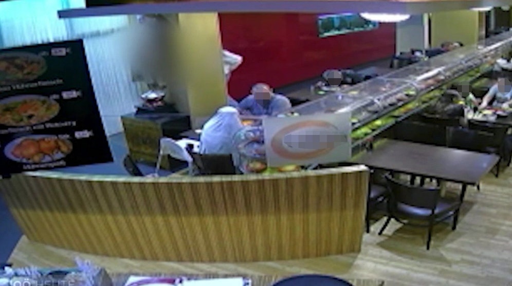 Bilder aus Überwachungskameras haben die beiden Verdächtigen und die Tat festgehalten.