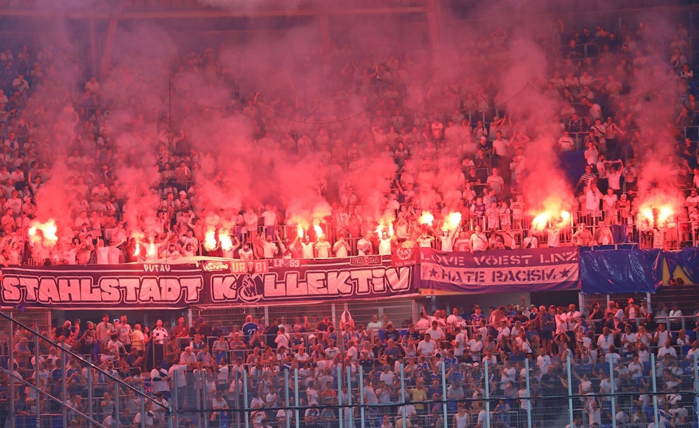Die Stimmung vor und beim Linzer Derby war hitzig. Laut Polizei blieb aber alles sehr ruhig.