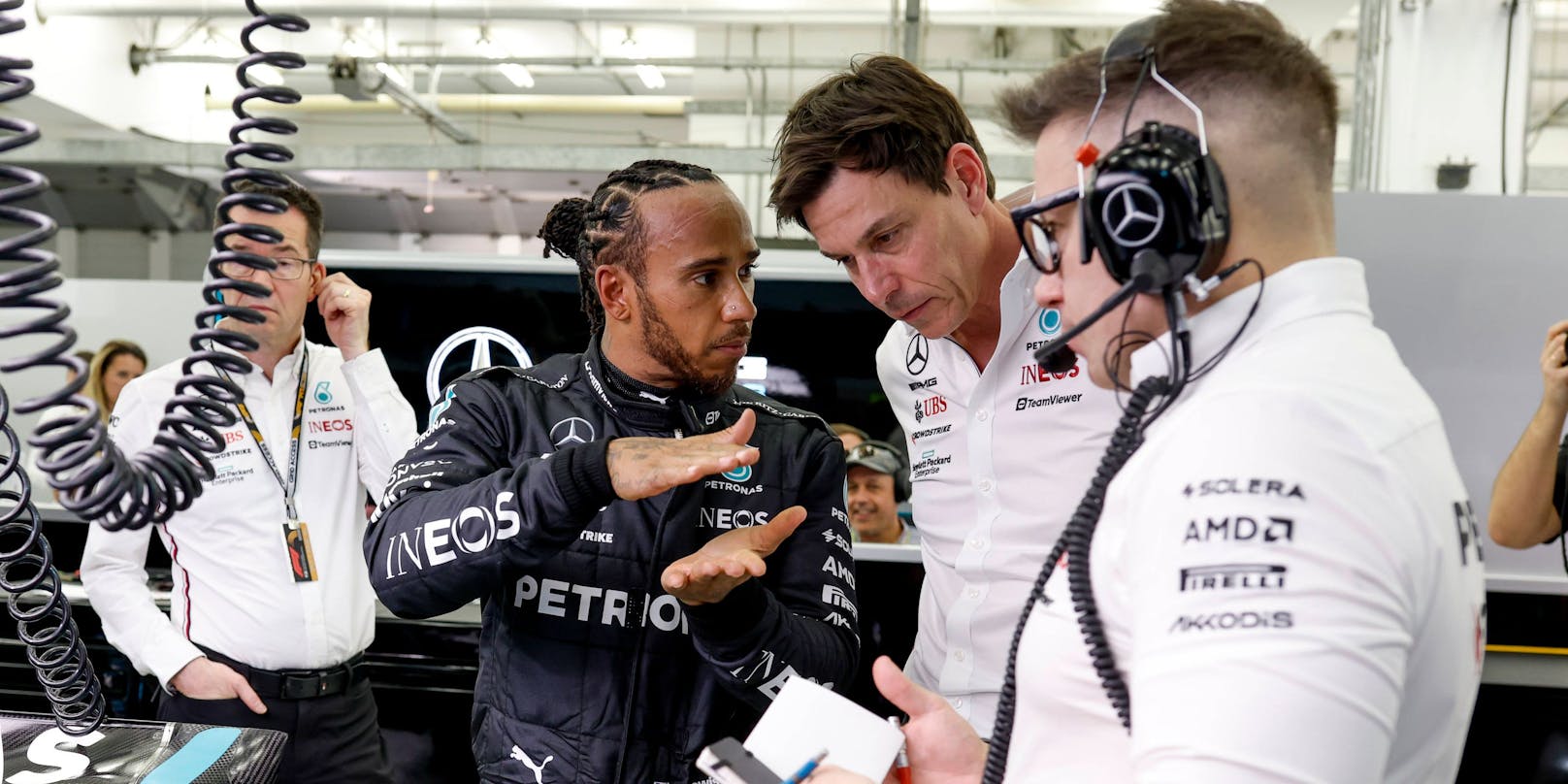 Lewis Hamilton und Toto Wolff im Austausch.