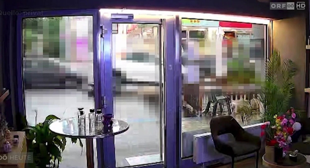 Bilder aus Überwachungskameras haben die beiden Verdächtigen und die Tat festgehalten.