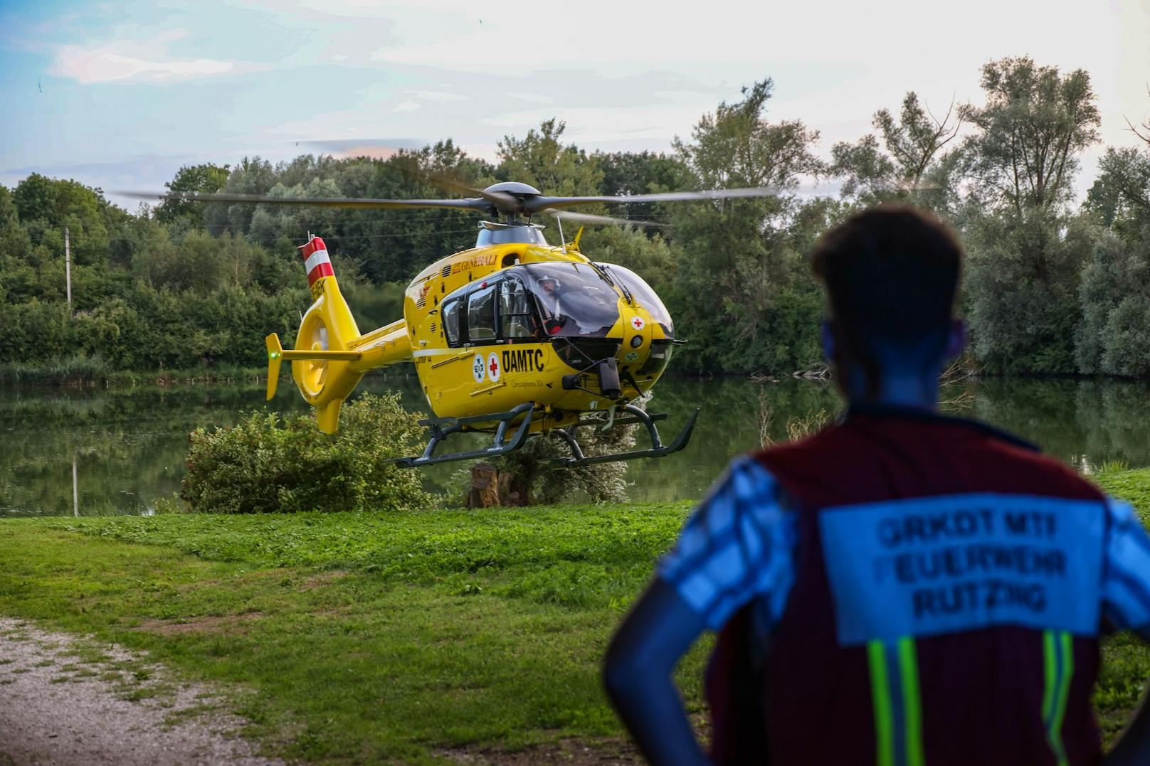 Der alarmierte Notarzthubschrauber mitsamt dem in kritischem Zustand befindlichen Badegast. 