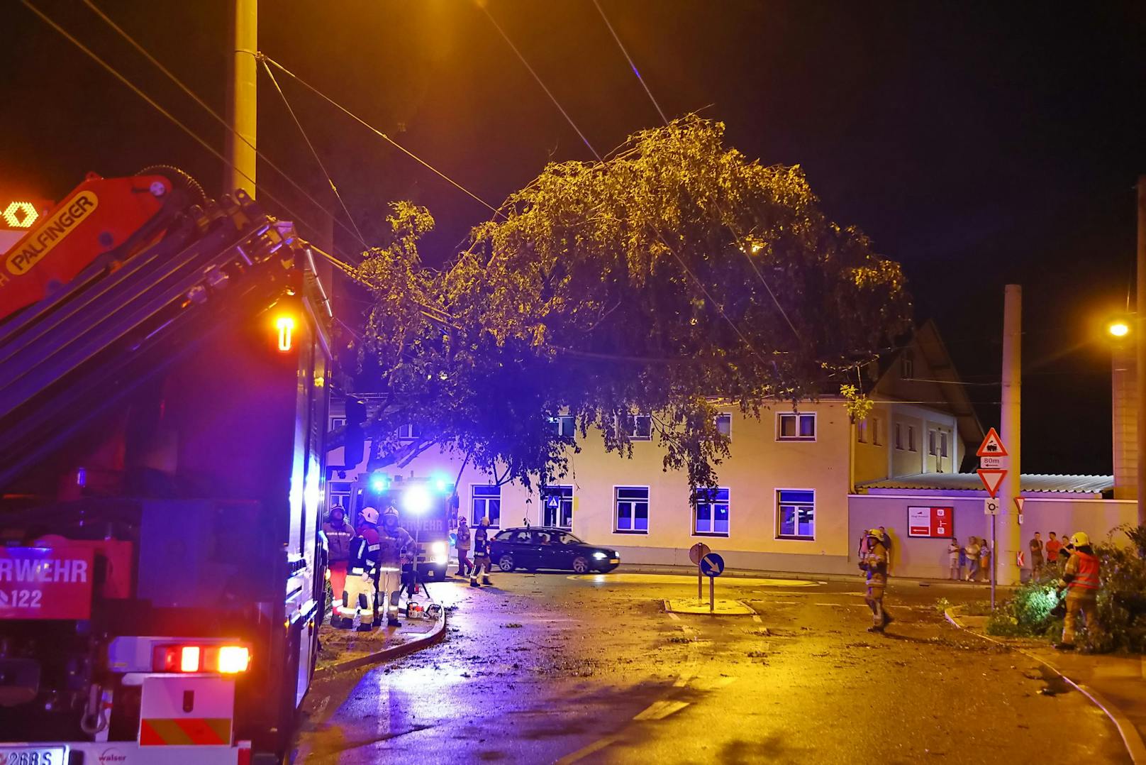 Eine Superzelle überquerte am Samstag die Stadt Salzburg und hinterließ dabei eine Schneise der Verwüstung. Die Schäden sind enorm, auch Personen wurden verletzt.